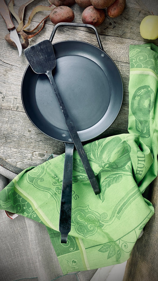 Geschenk-Set Eisenpfanne mit handgeschmiedetem Stiel und Pfannenwender