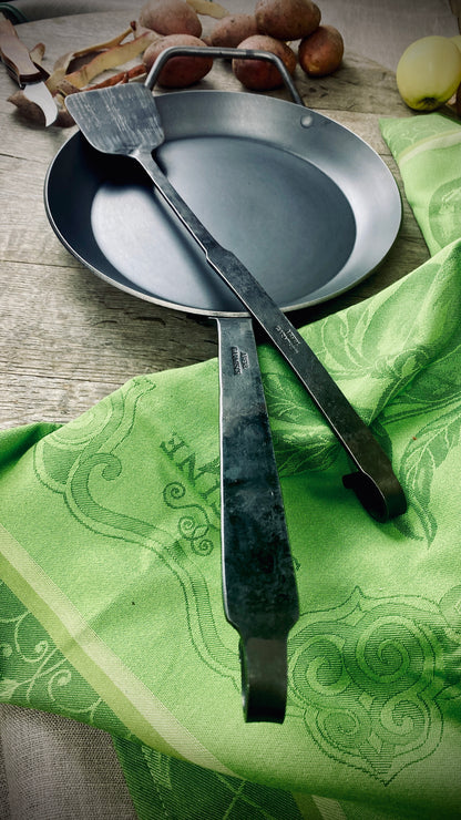 Geschenk-Set Eisenpfanne mit handgeschmiedetem Stiel und Pfannenwender