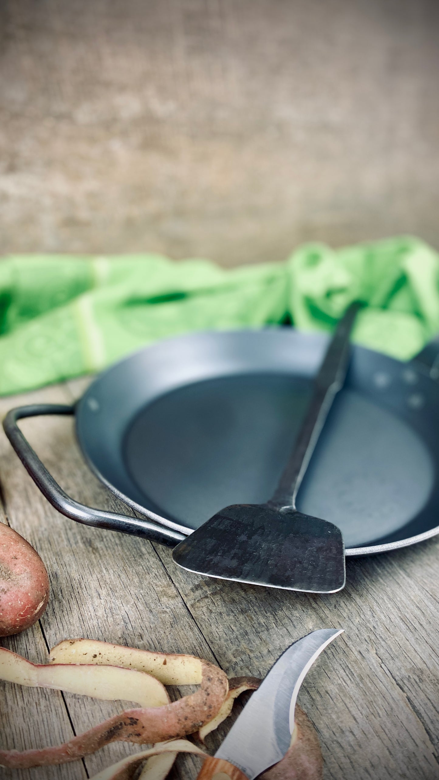 Geschenk-Set Eisenpfanne mit handgeschmiedetem Stiel und Pfannenwender