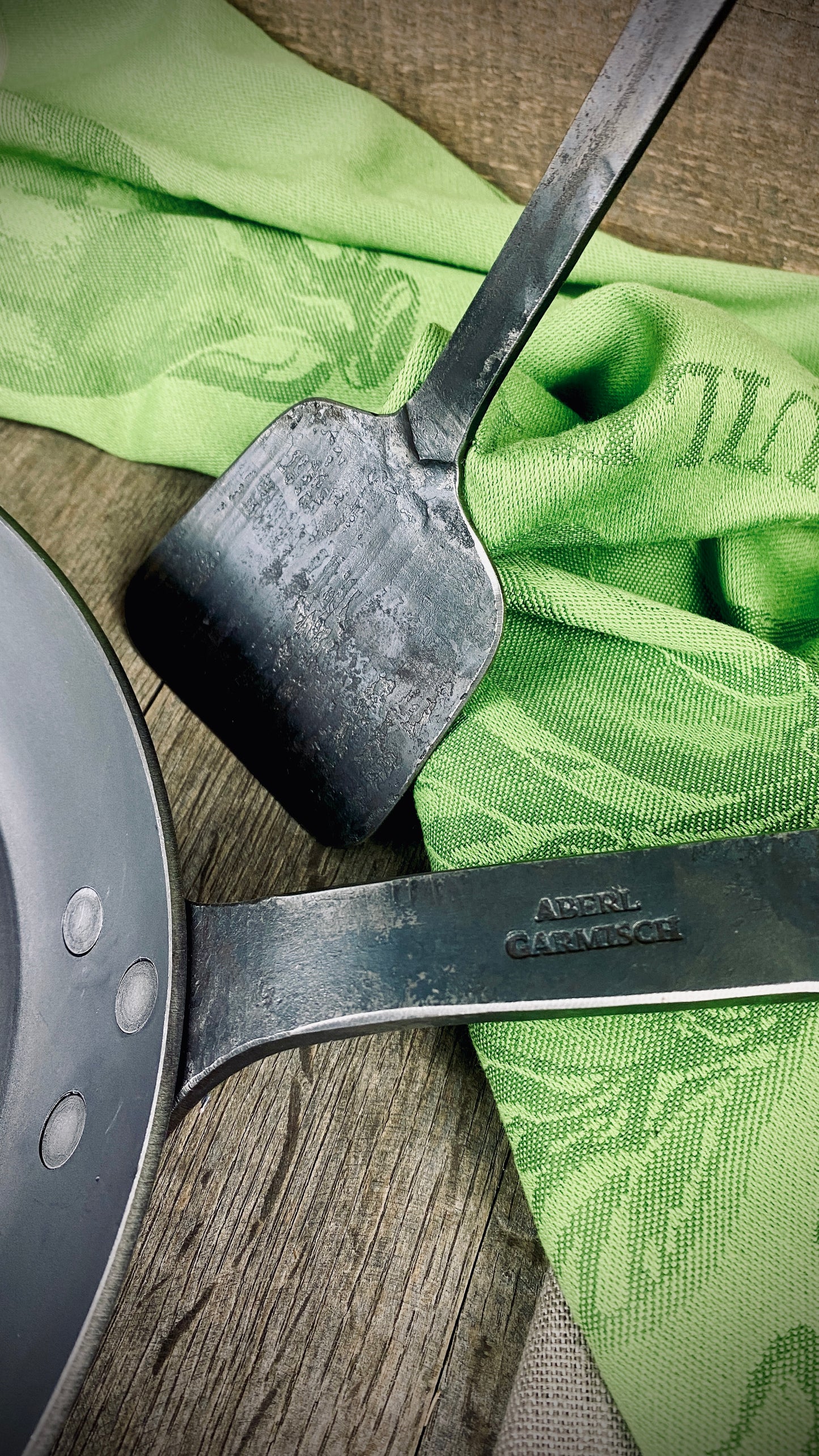 Geschenk-Set Eisenpfanne mit handgeschmiedetem Stiel und Pfannenwender