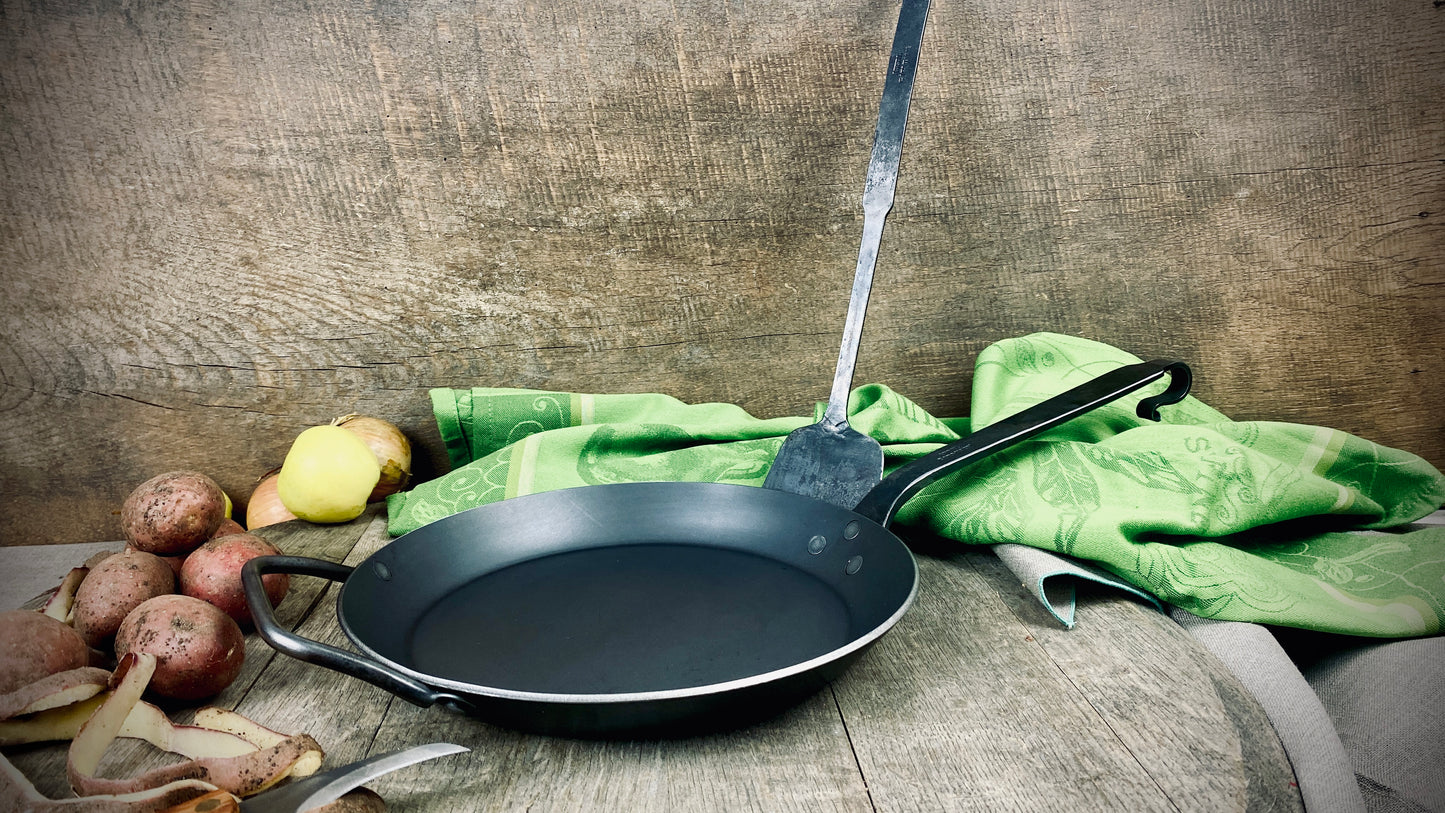 Geschenk-Set Eisenpfanne mit handgeschmiedetem Stiel und Pfannenwender