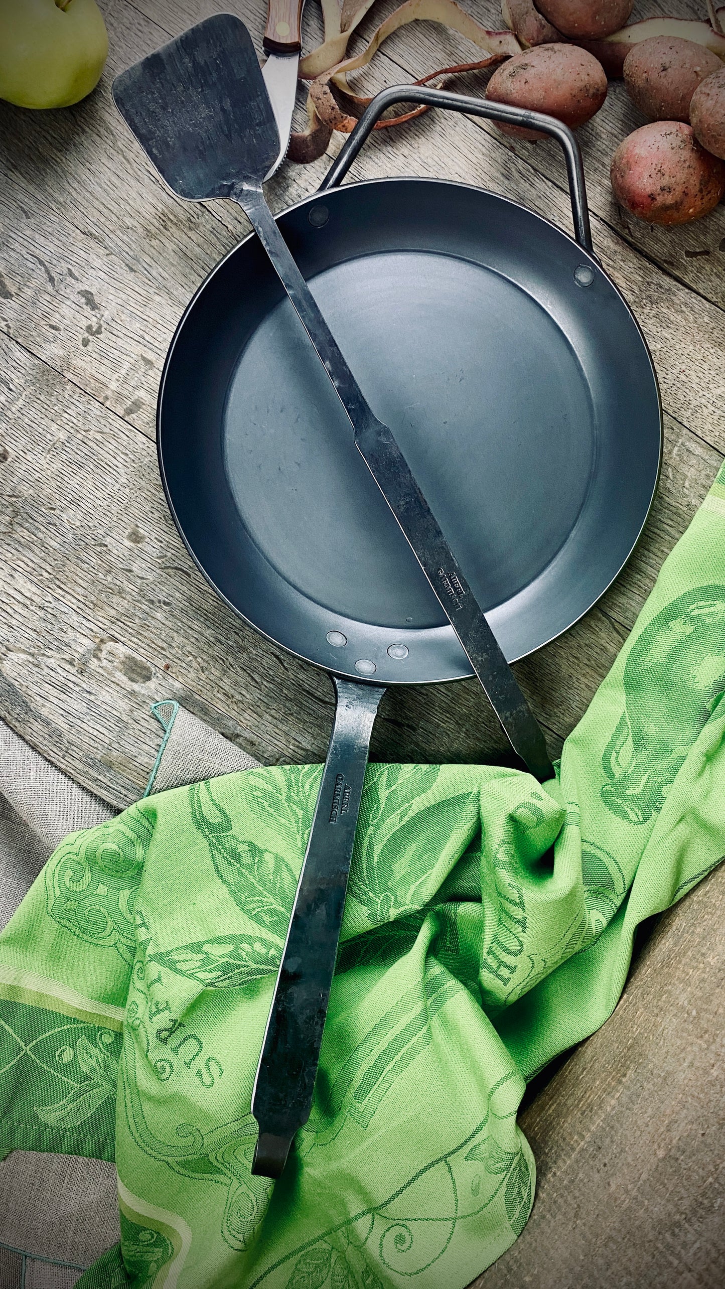 Geschenk-Set Eisenpfanne mit handgeschmiedetem Stiel und Pfannenwender