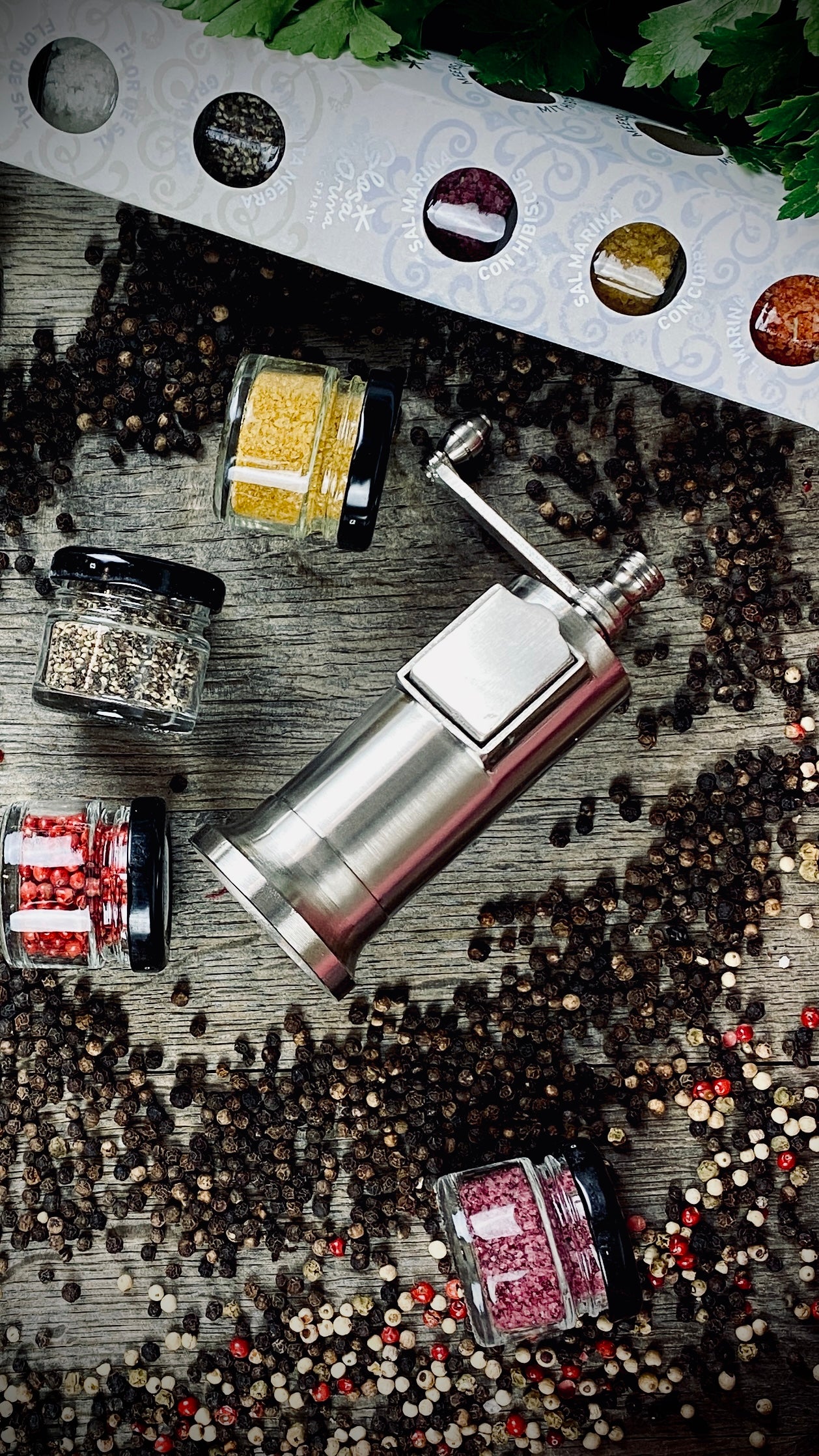Geschenk-Set Pfeffermühle aus massiven Metall handmade mit 6 Gewürzen im Glas