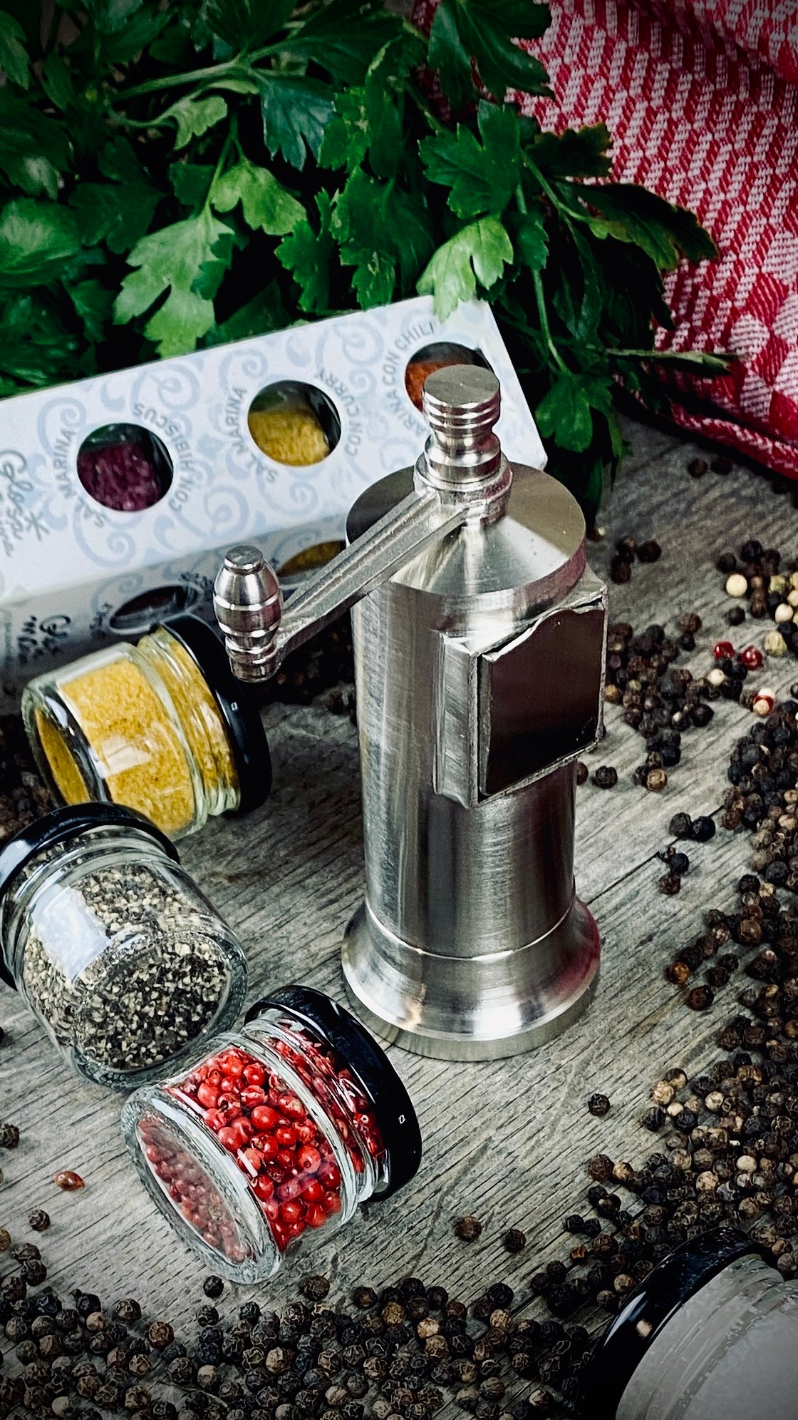 Geschenk-Set Pfeffermühle aus massiven Metall handmade mit 6 Gewürzen im Glas