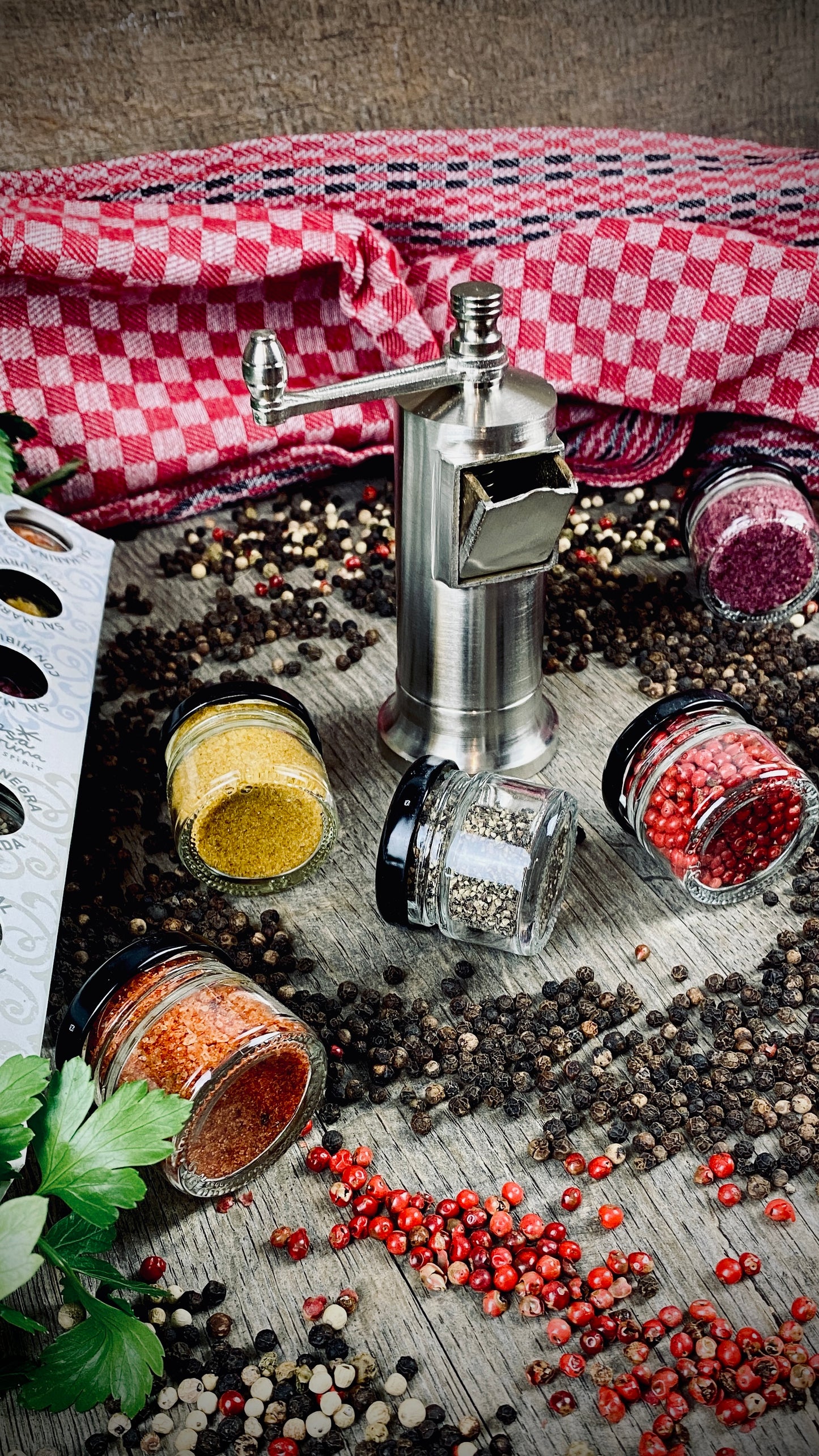 Geschenk-Set Pfeffermühle aus massiven Metall handmade mit 6 Gewürzen im Glas