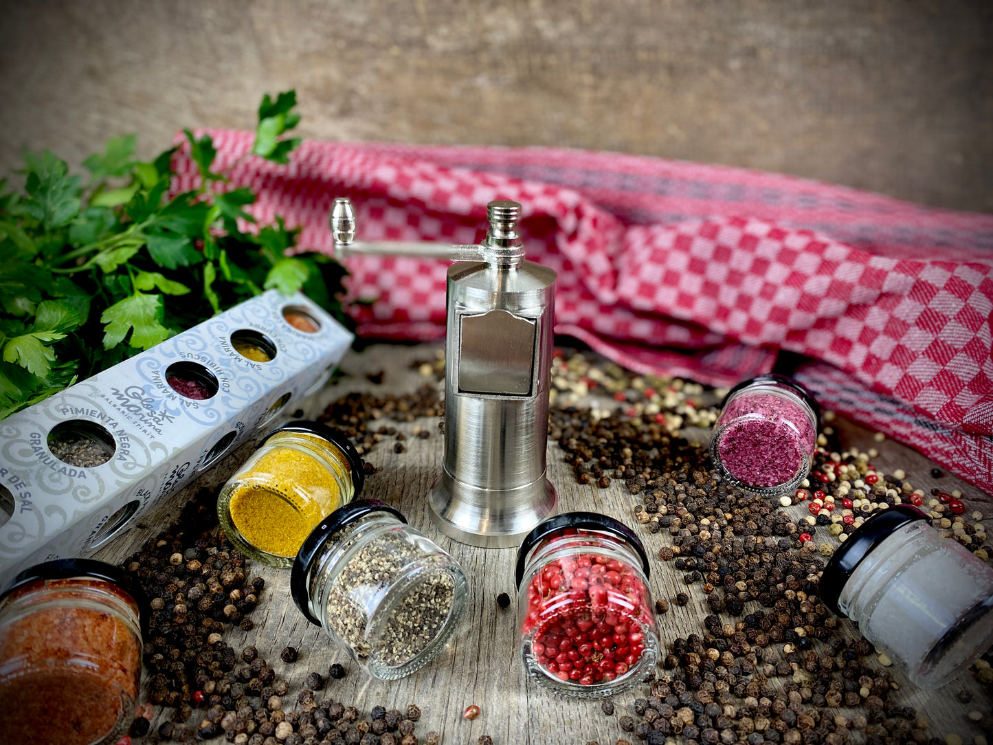 Geschenk-Set Pfeffermühle aus massiven Metall handmade mit 6 Gewürzen im Glas