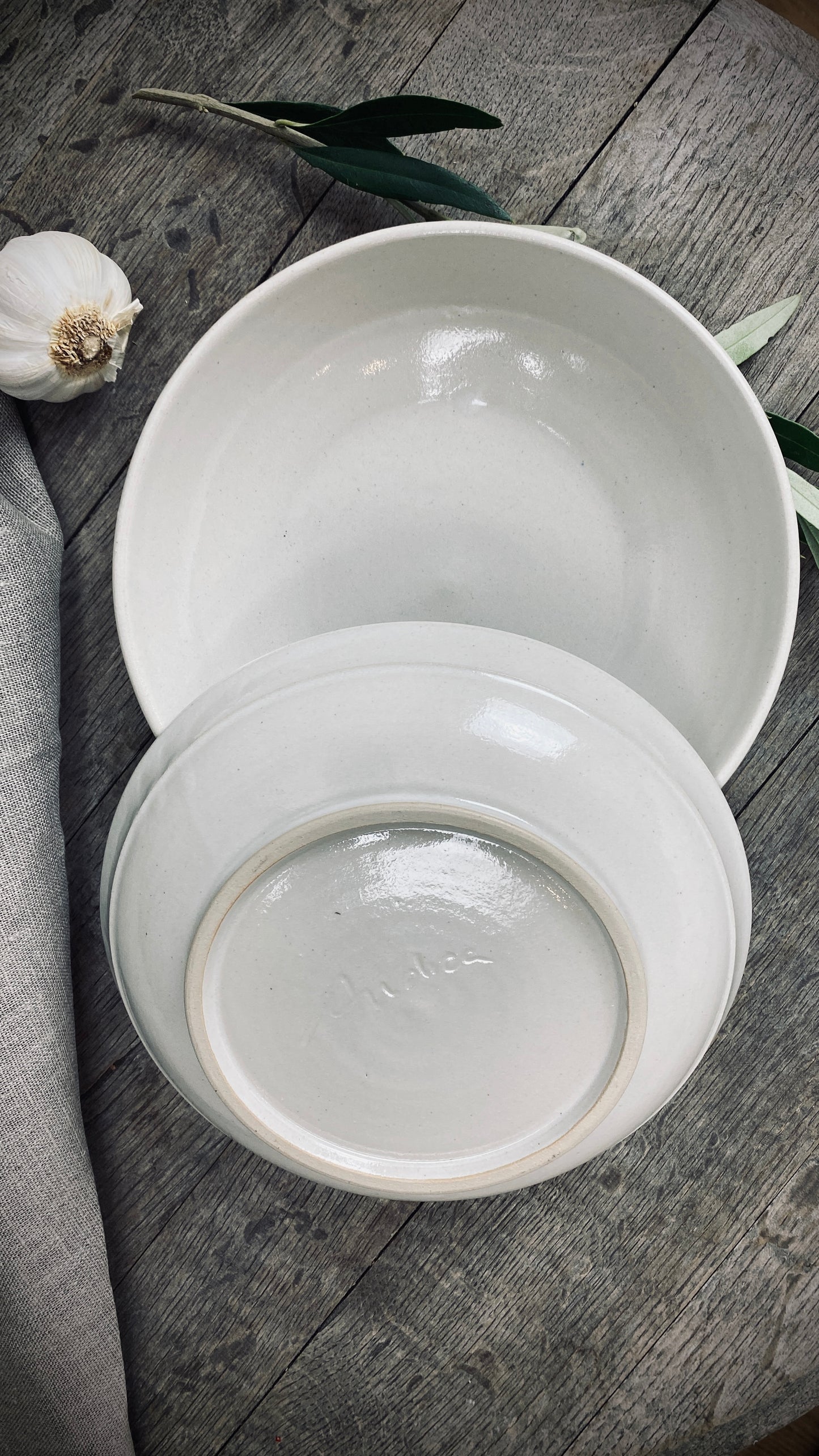 Handgetöpferte 2er Set-Tischserie Klassik tiefe Teller aus dem Atelier Andrea