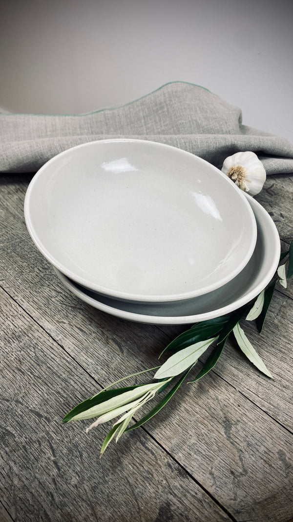 Handgetöpferte 2er Set-Tischserie Klassik tiefe Teller aus dem Atelier Andrea