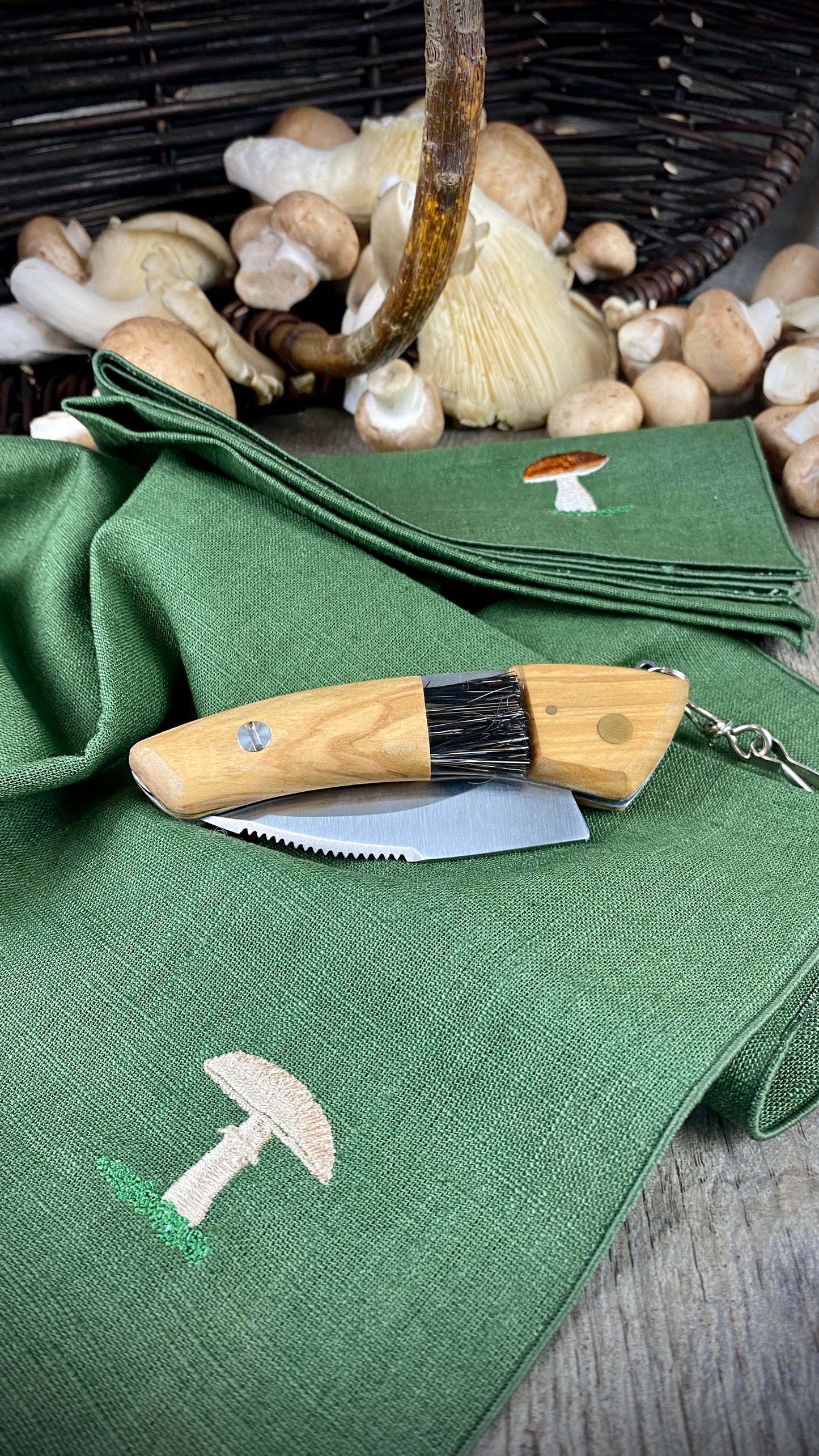 Geschenk-Set Korb & Pilzmesser & 2 Leinenservietten