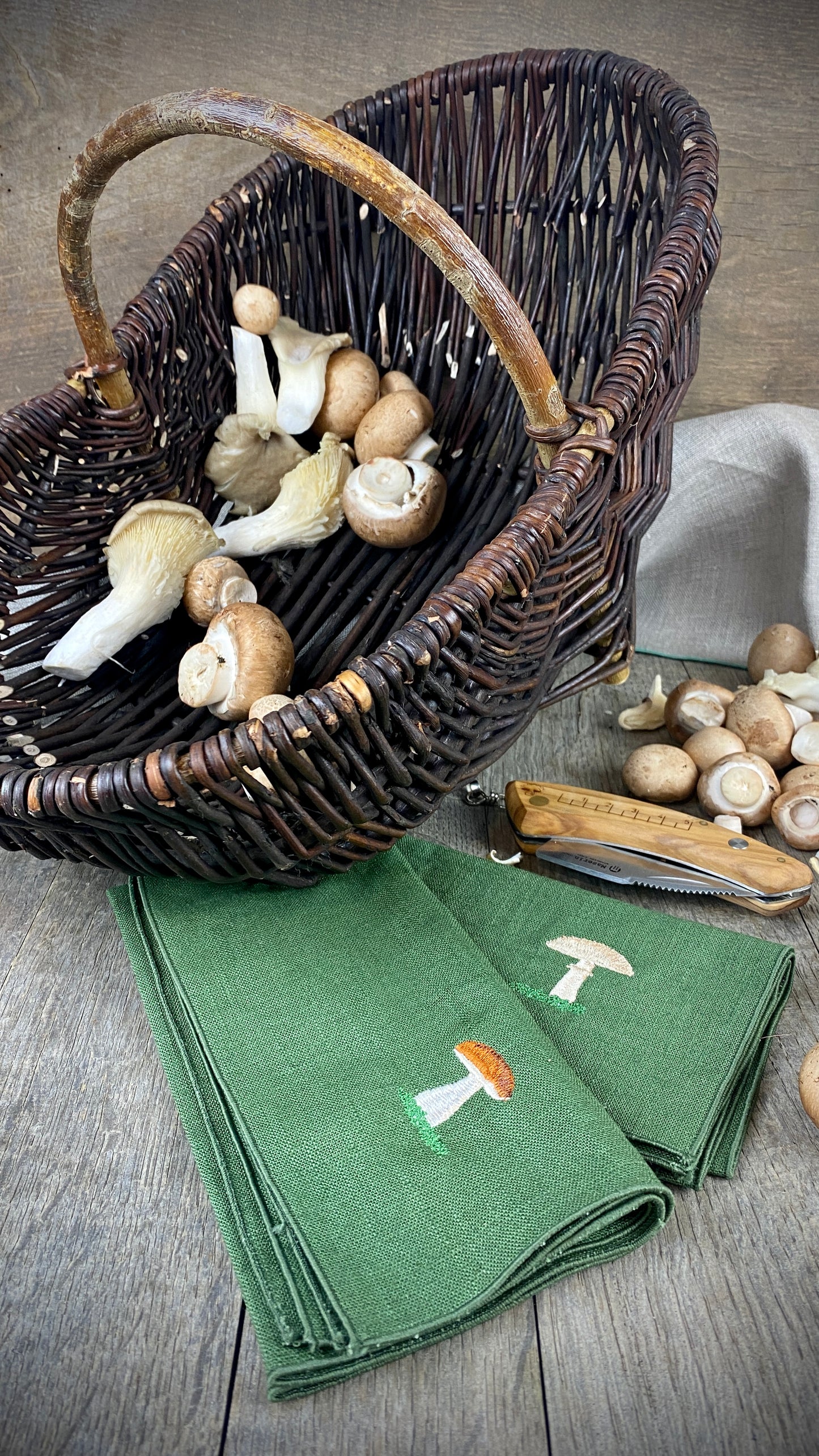 Geschenk-Set Korb & Pilzmesser & 2 Leinenservietten