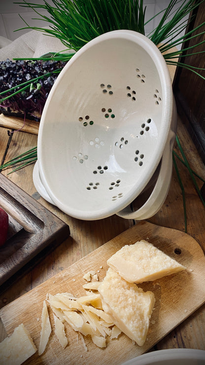Sieb handgetöpfert mit Unterteller aus dem Atelier Andrea