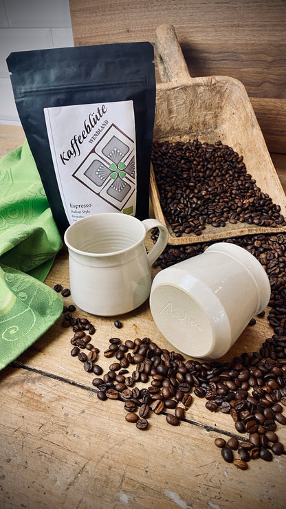 Espresso Bohnen 250 gr.  mit 2er-Set handgetöpferte Keramik-Tassen mit Henkel