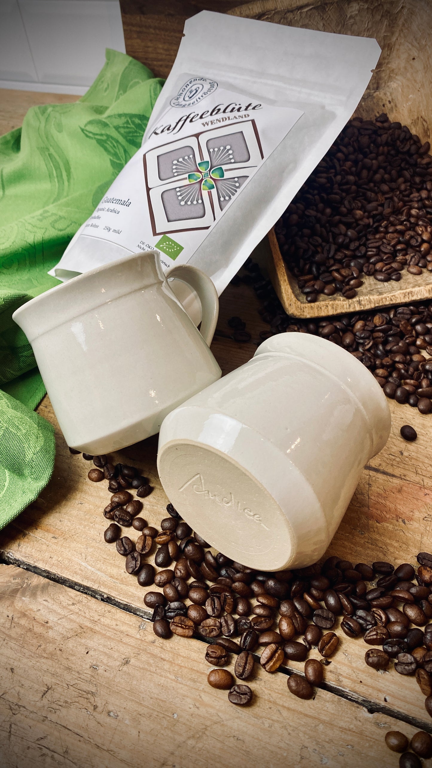 Espresso Bohnen 250 gr.  mit 2er-Set handgetöpferte Keramik-Tassen mit Henkel