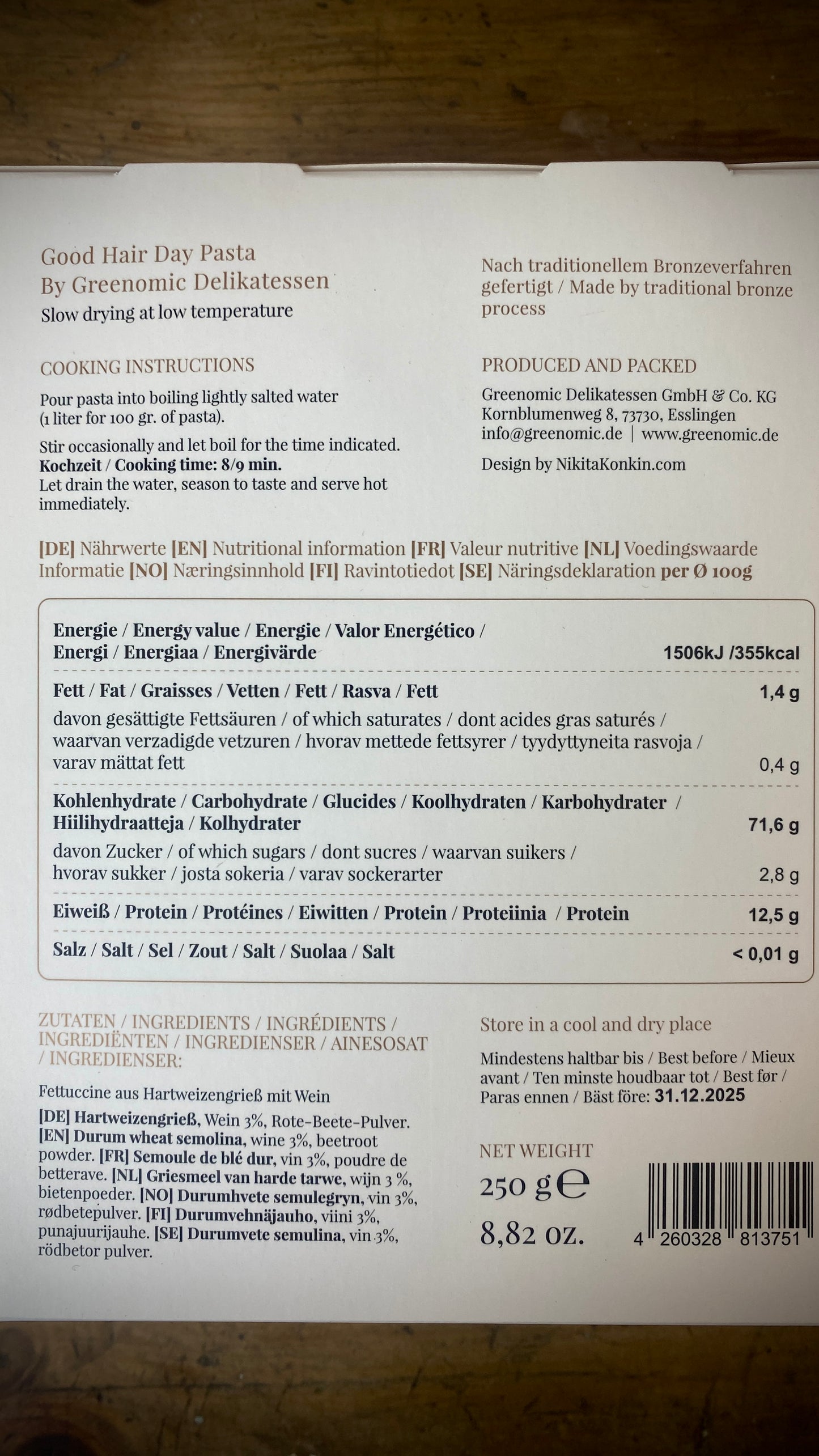 Pasta Fettuccine mit handgetöpferten Sieb mit Unterteller