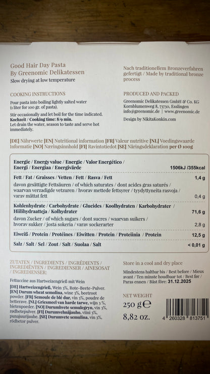 Pasta Fettuccine mit handgetöpferten Sieb mit Unterteller