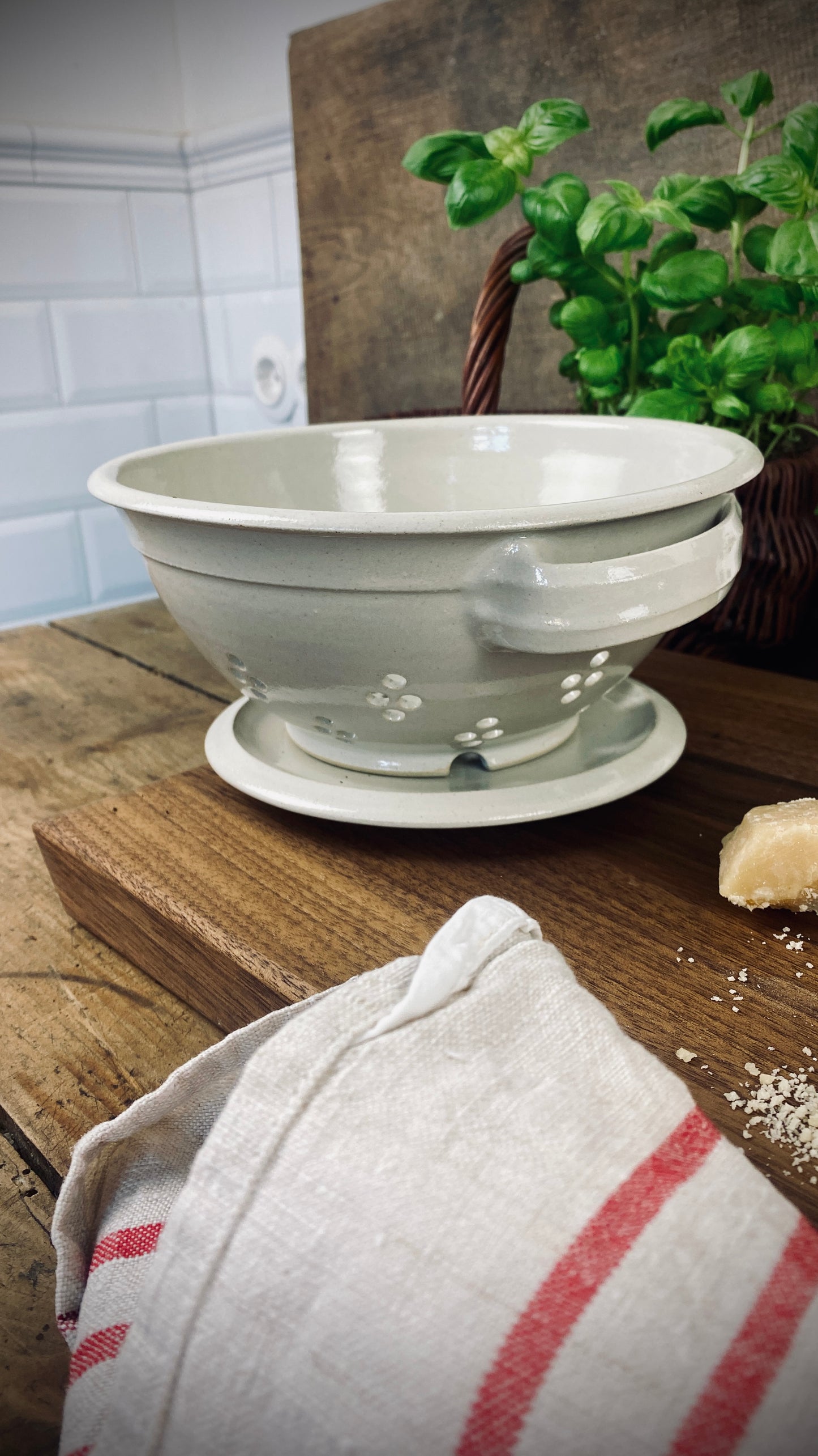 Sieb handgetöpfert mit Unterteller aus dem Atelier Andrea