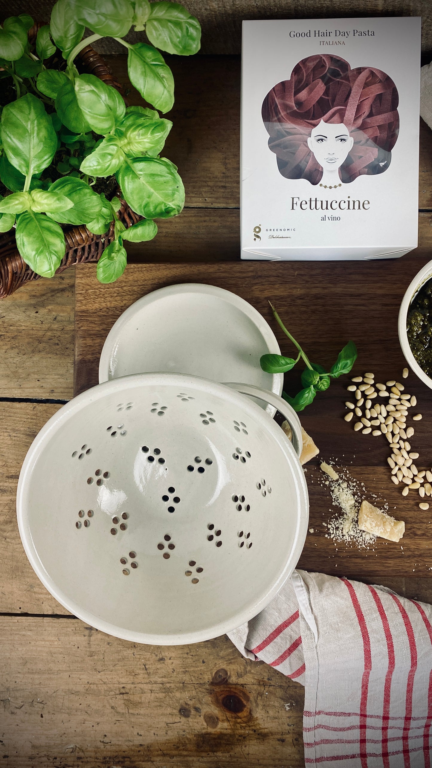 Pasta Fettuccine mit handgetöpferten Sieb mit Unterteller