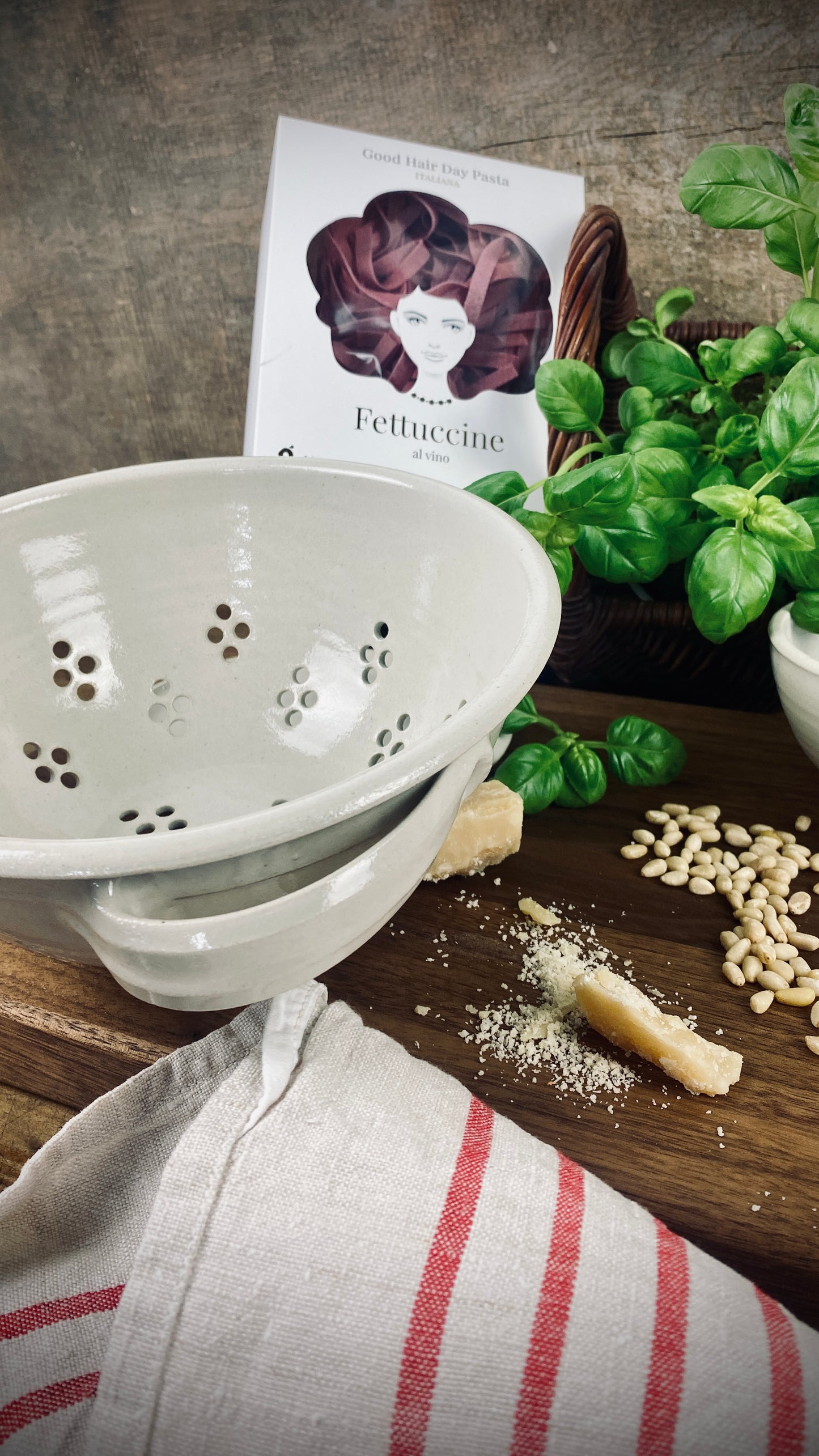Pasta Fettuccine mit handgetöpferten Sieb mit Unterteller
