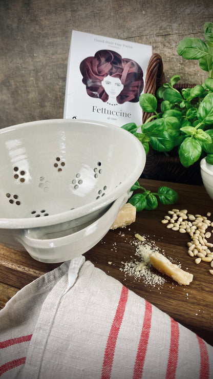 Pasta Fettuccine mit handgetöpferten Sieb mit Unterteller