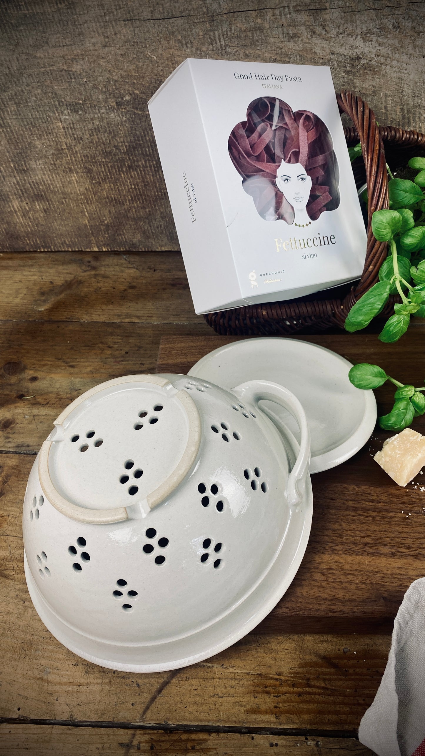 Pasta Fettuccine mit handgetöpferten Sieb mit Unterteller