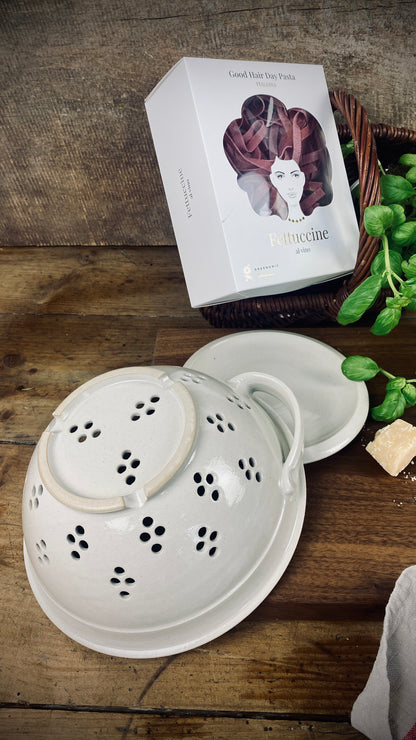 Pasta Fettuccine mit handgetöpferten Sieb mit Unterteller