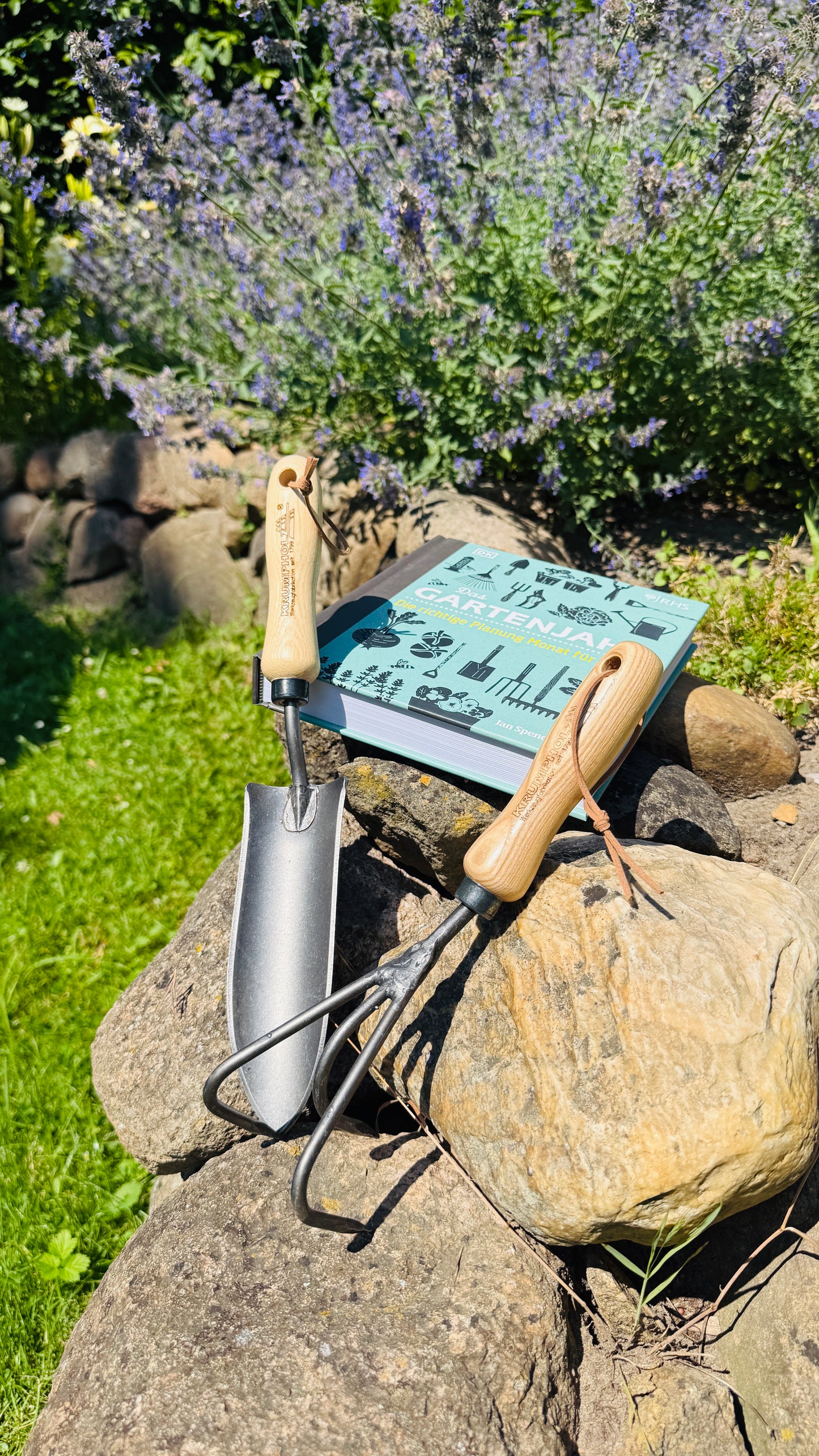 Geschenkset Buch Gartenjahr & Krumpholz Kralle und Pflanzkelle schmal