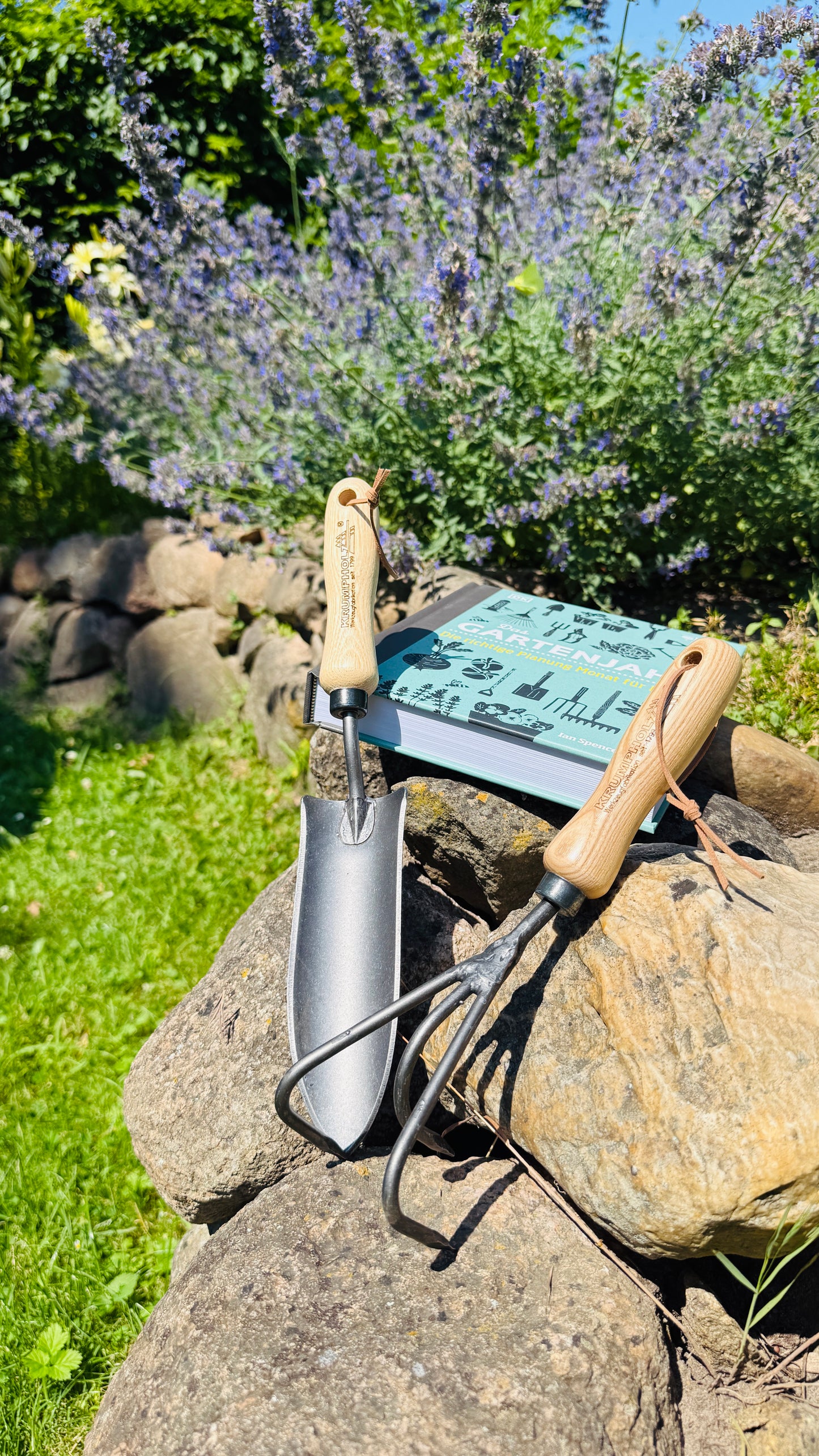 Geschenkset Buch Gartenjahr & Krumpholz Kralle und Pflanzkelle schmal