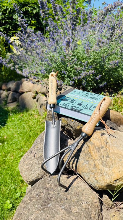 Geschenkset Buch Gartenjahr & Krumpholz Kralle und Pflanzkelle schmal