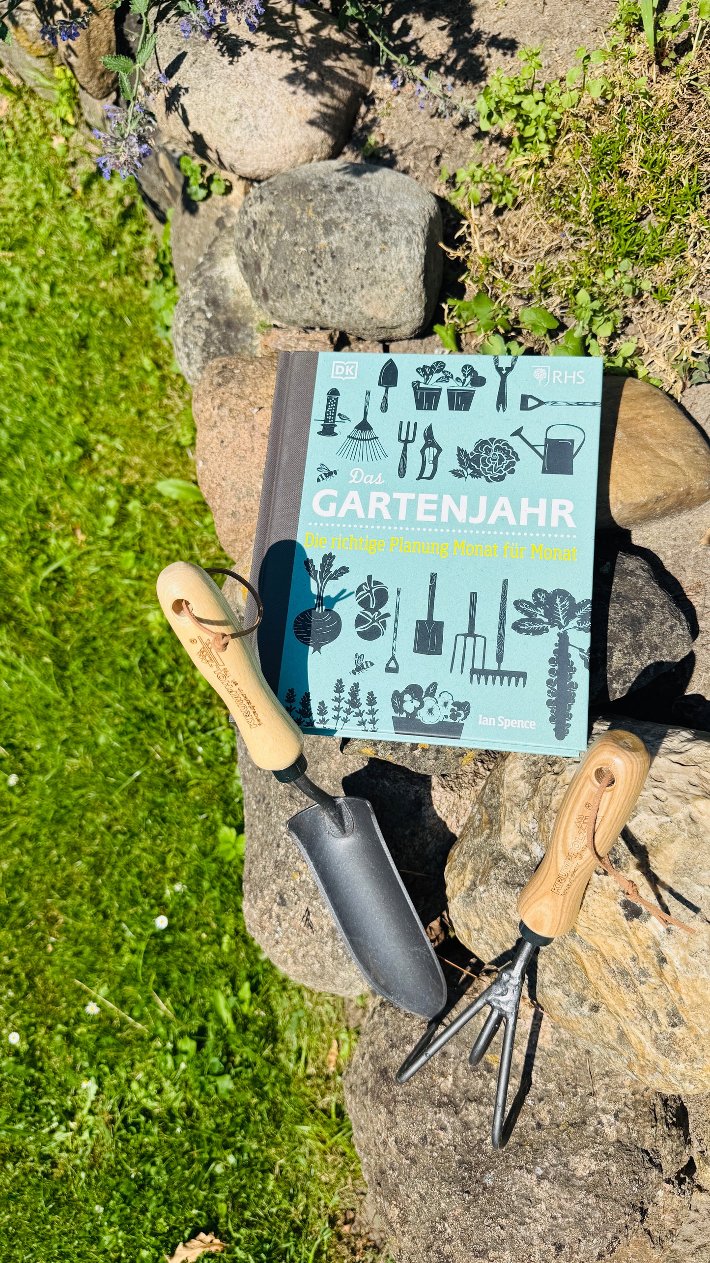 Geschenkset Buch Gartenjahr & Krumpholz Kralle und Pflanzkelle schmal