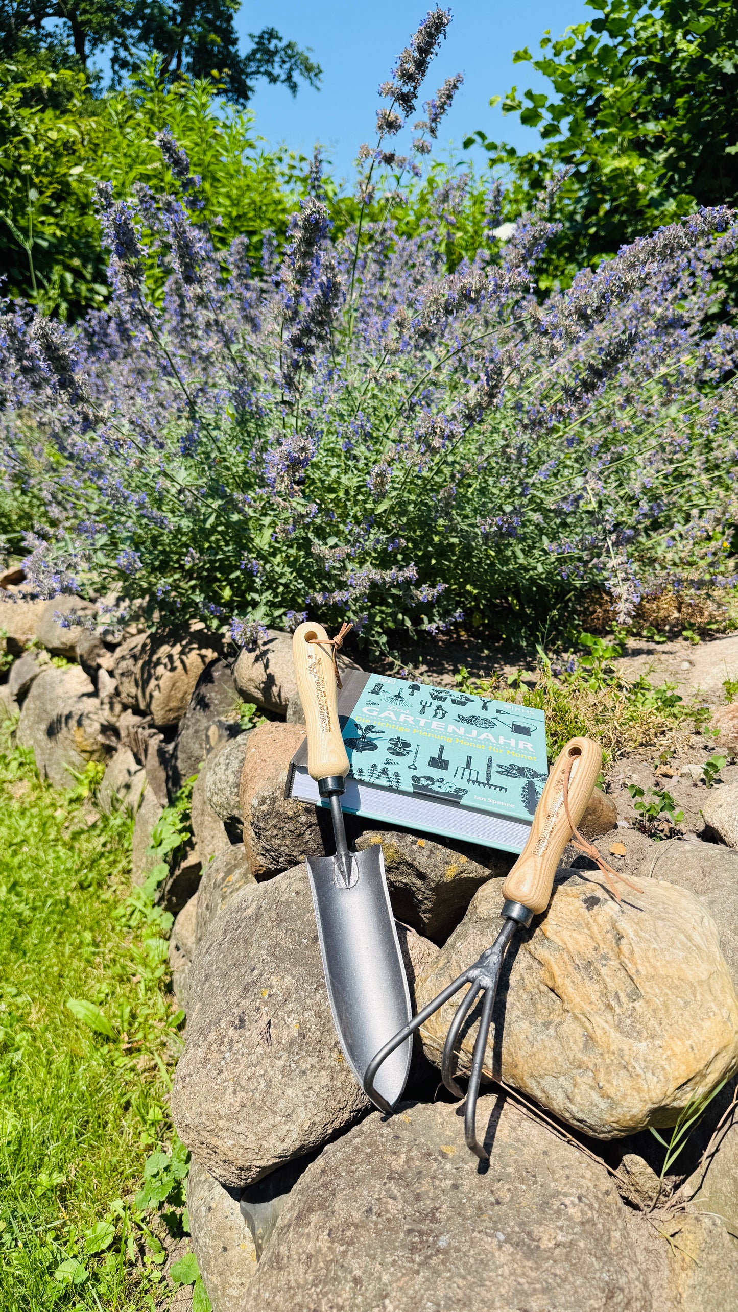 Geschenkset Buch Gartenjahr & Krumpholz Kralle und Pflanzkelle schmal