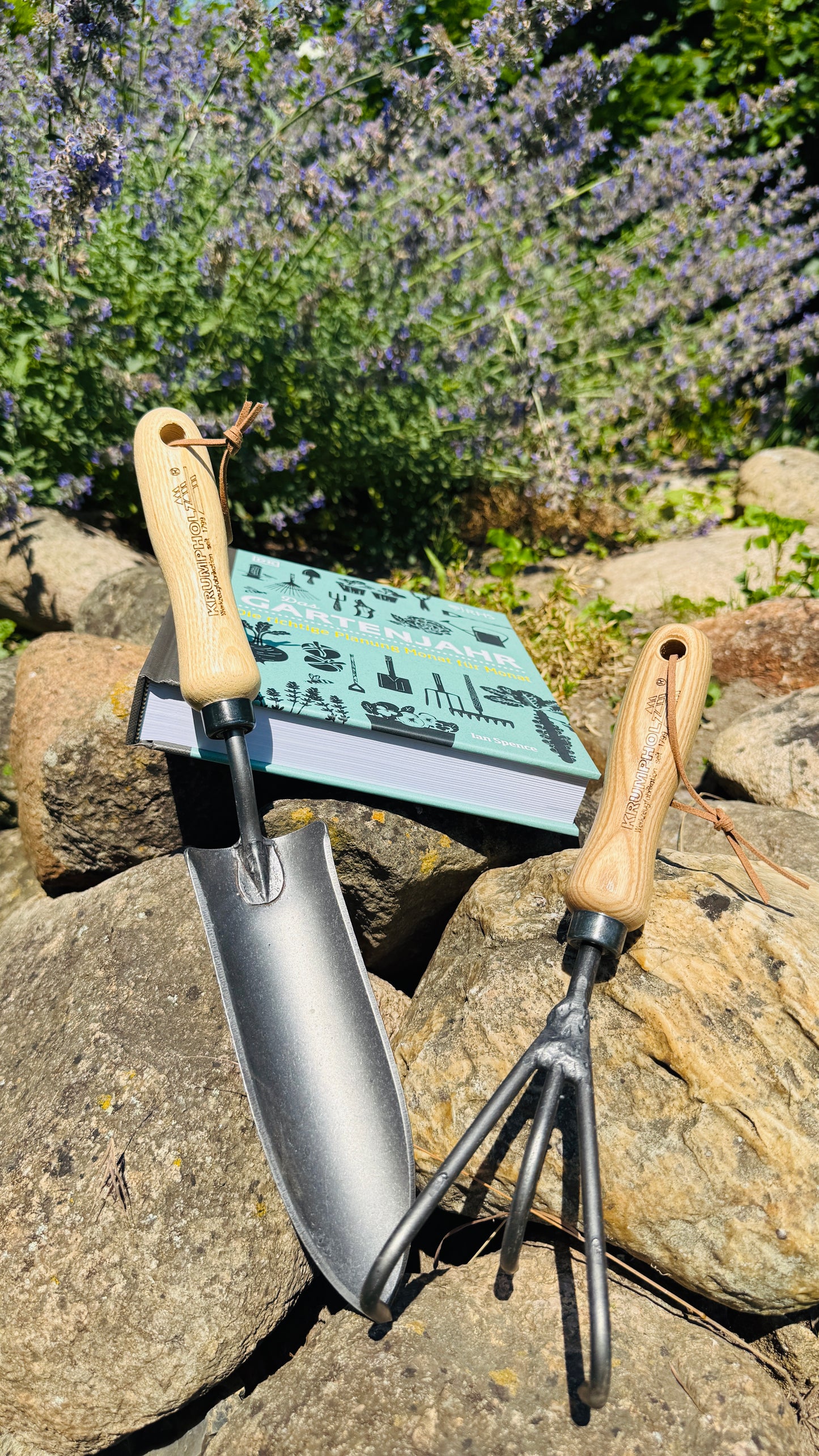 Geschenkset Buch Gartenjahr & Krumpholz Kralle und Pflanzkelle schmal