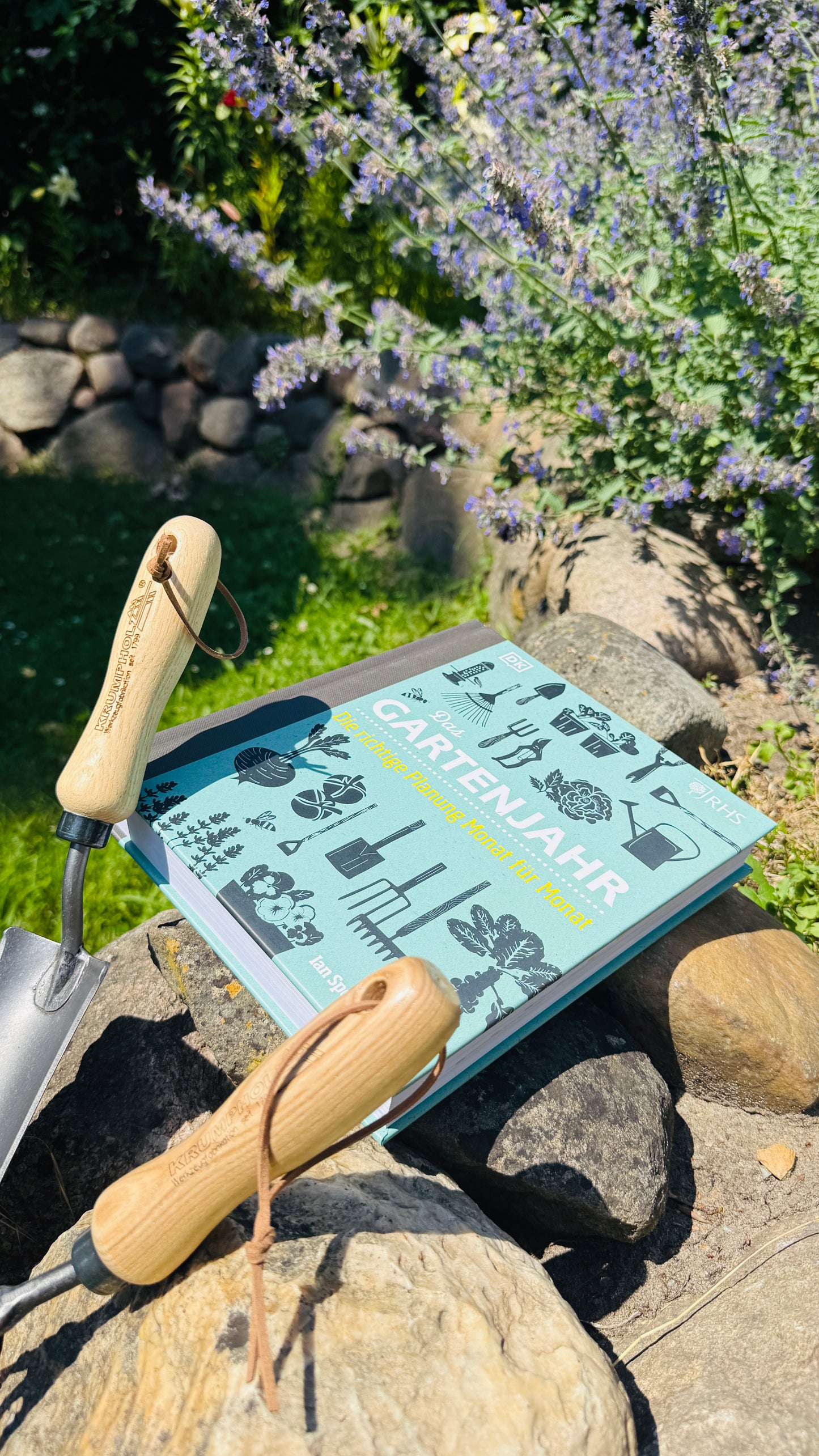 Geschenkset Buch Gartenjahr & Krumpholz Kralle und Pflanzkelle schmal