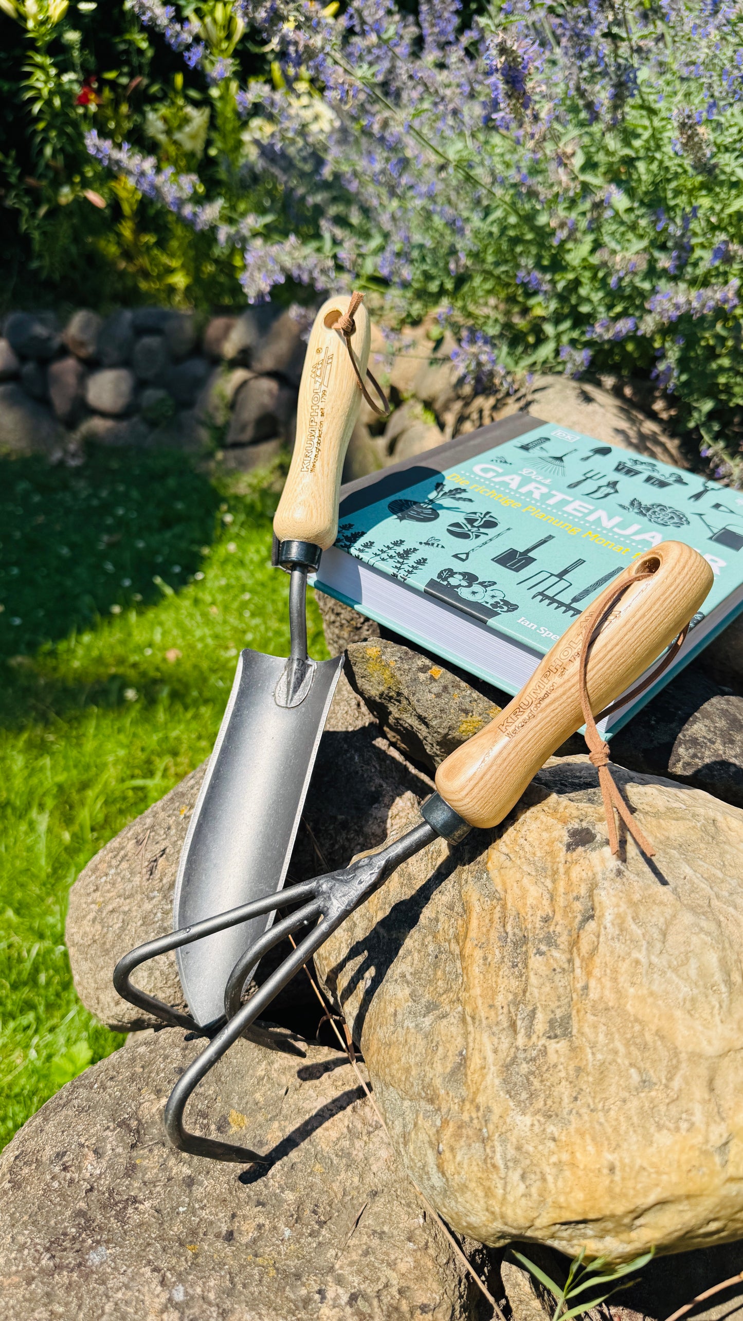 Geschenkset Buch Gartenjahr & Krumpholz Kralle und Pflanzkelle schmal