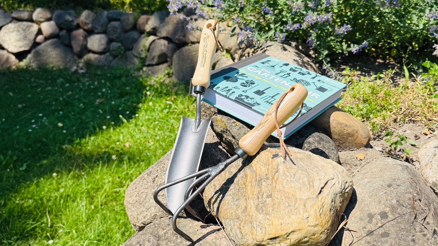 Geschenkset Buch Gartenjahr & Krumpholz Kralle und Pflanzkelle schmal