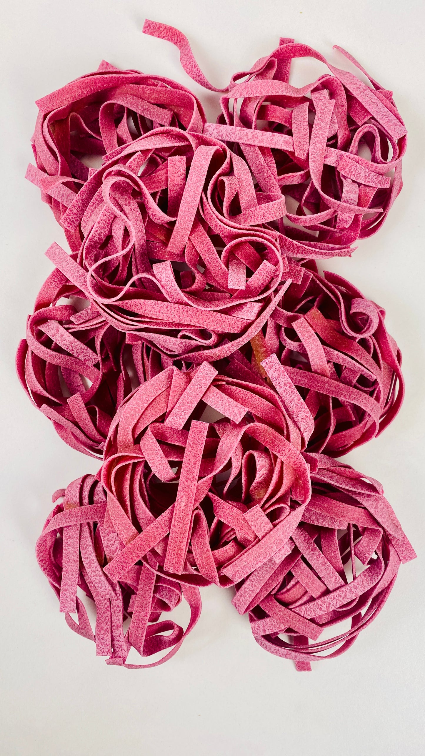 Pasta Fettuccine mit handgetöpferten Sieb mit Unterteller