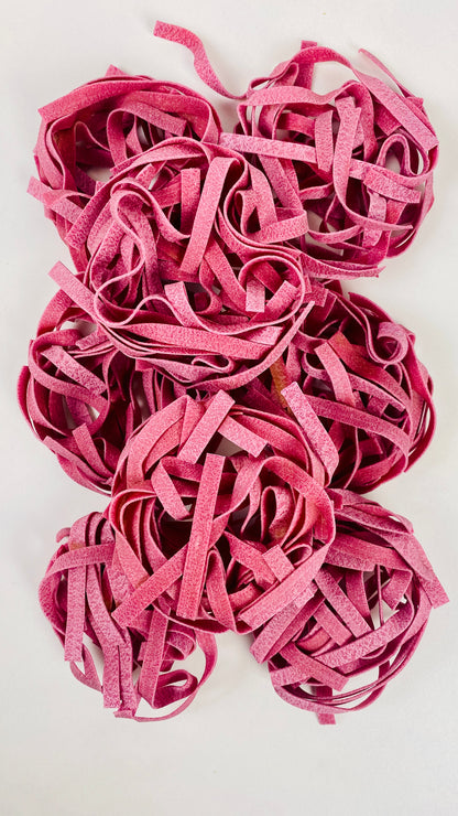 Pasta Fettuccine mit handgetöpferten Sieb mit Unterteller