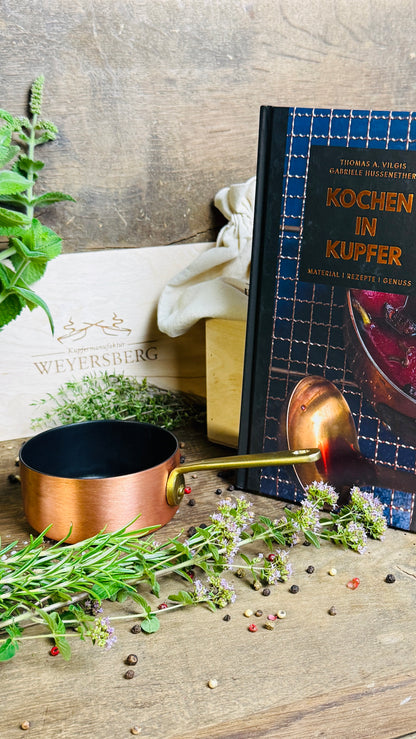 Exklusives Kupfertopf Geschenkset mit kleinem Kupfertopf (10 cm) und dem Buch „Kochen in Kupfer“. Hochwertige Manufakturqualität