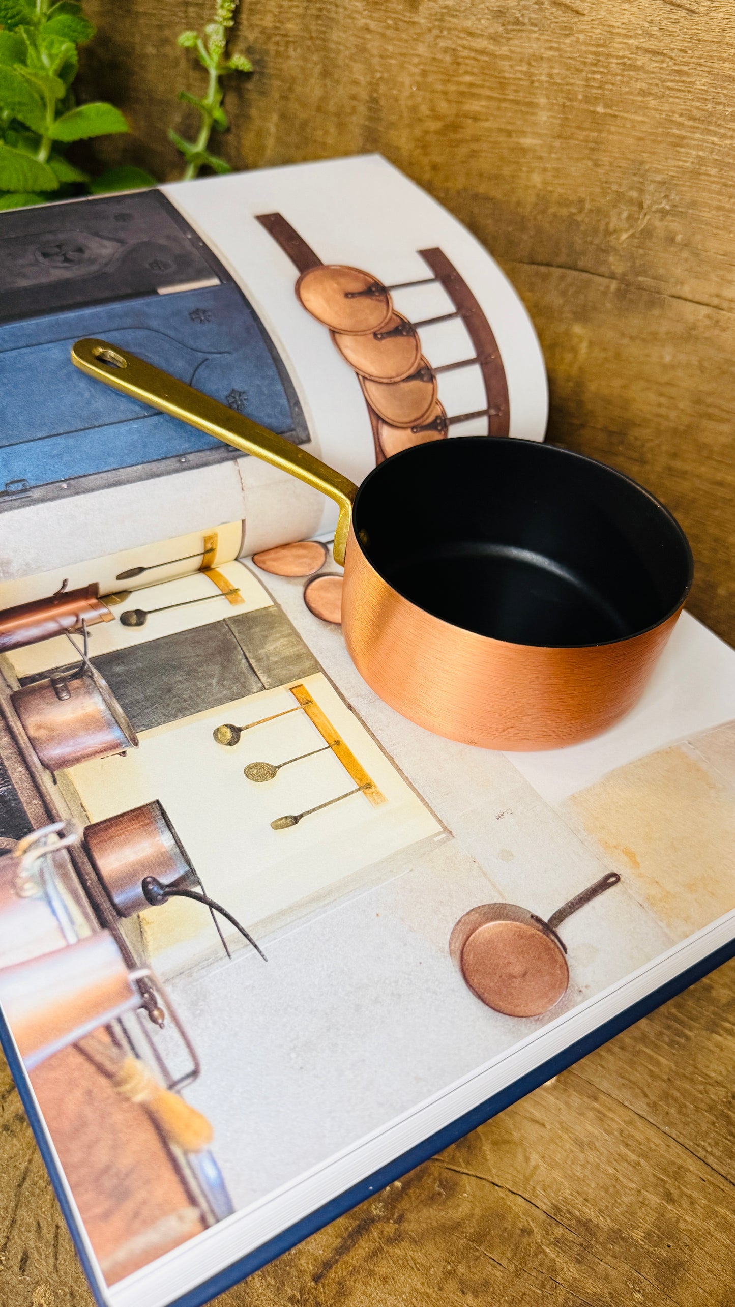 Exklusives Kupfertopf Geschenkset mit kleinem Kupfertopf (10 cm) und dem Buch „Kochen in Kupfer“. Hochwertige Manufakturqualität