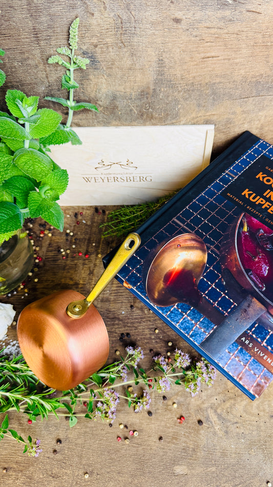 Exklusives Kupfertopf Geschenkset mit kleinem Kupfertopf (10 cm) und dem Buch „Kochen in Kupfer“. Hochwertige Manufakturqualität