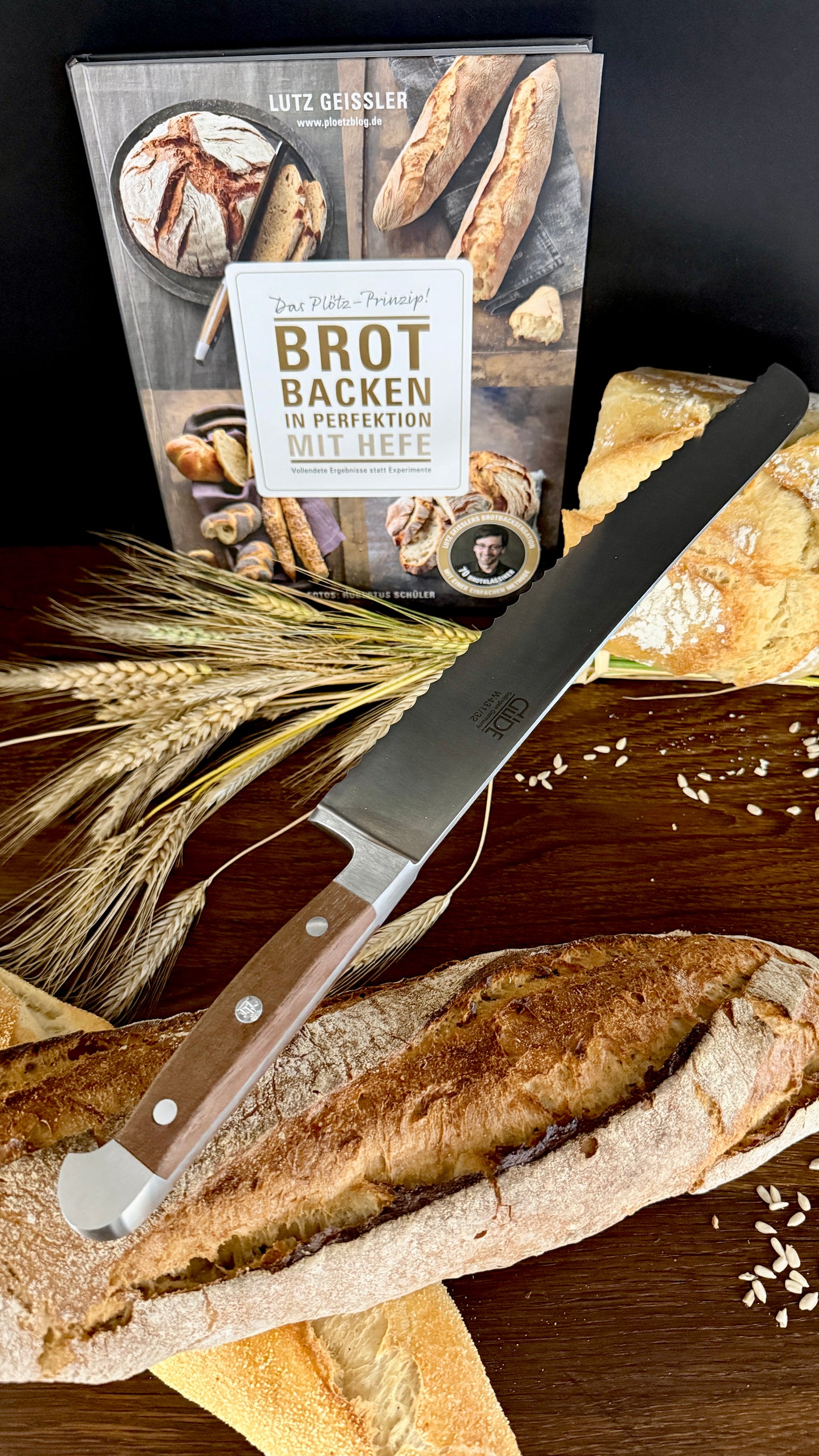 Geschenkset „Backkunst & Genuss“ – Buch „Brot backen in Perfektion“ & Gude Brotmesser Alpha (Walnuss, ca. 32 cm)