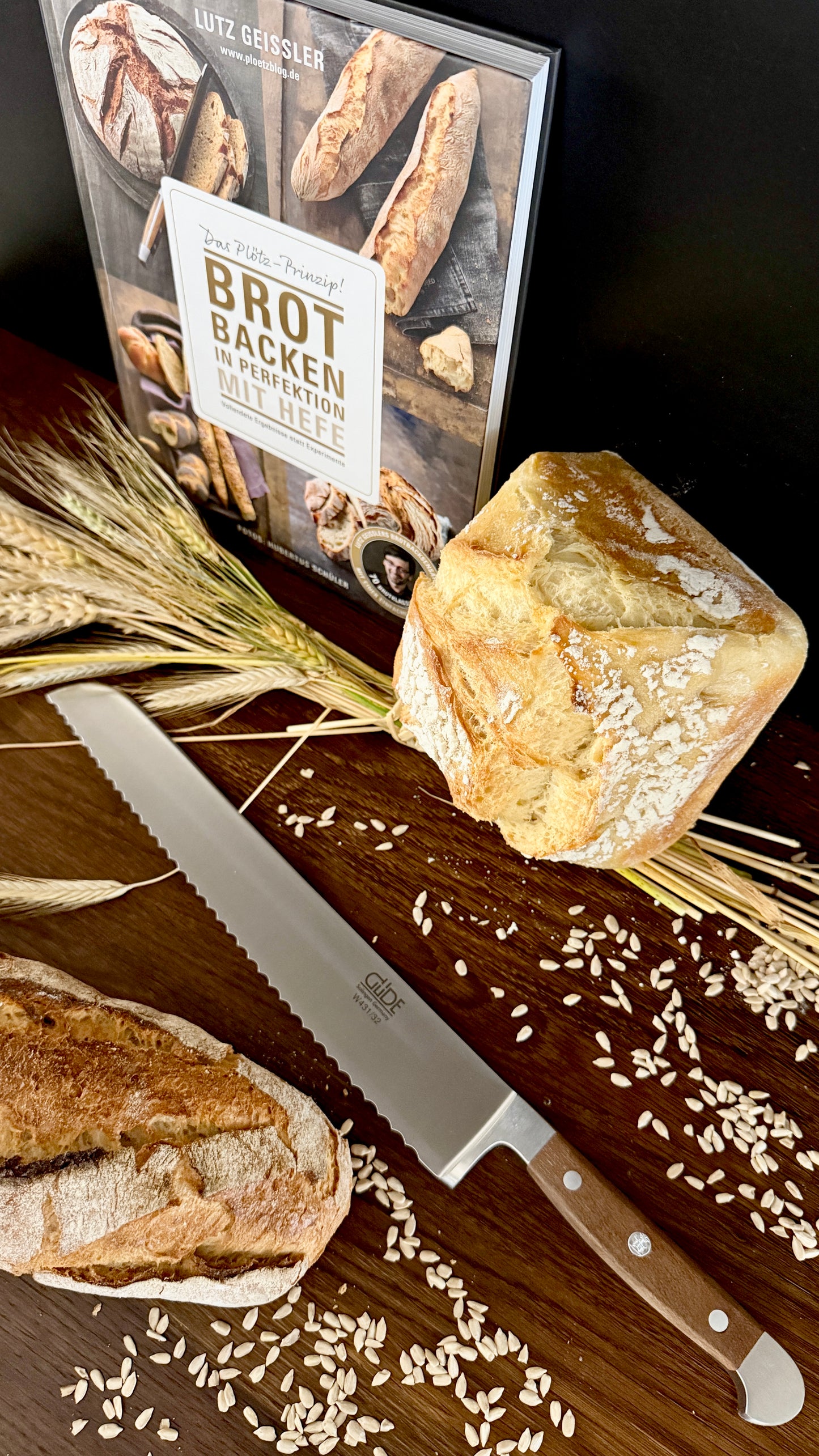 Geschenkset „Backkunst & Genuss“ – Buch „Brot backen in Perfektion“ & Gude Brotmesser Alpha (Walnuss, ca. 32 cm)