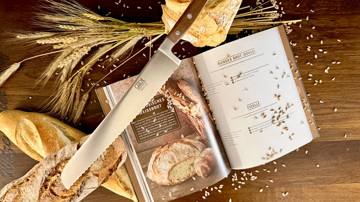 Geschenkset „Backkunst & Genuss“ – Buch „Brot backen in Perfektion“ & Gude Brotmesser Alpha (Walnuss, ca. 32 cm)