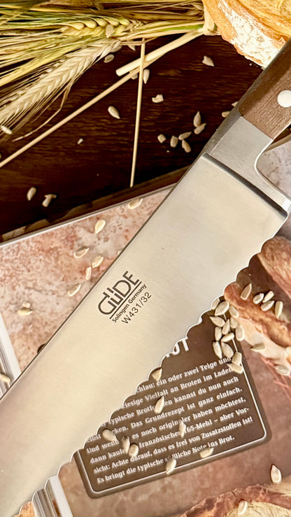 Geschenkset „Backkunst & Genuss“ – Buch „Brot backen in Perfektion“ & Gude Brotmesser Alpha (Walnuss, ca. 32 cm)