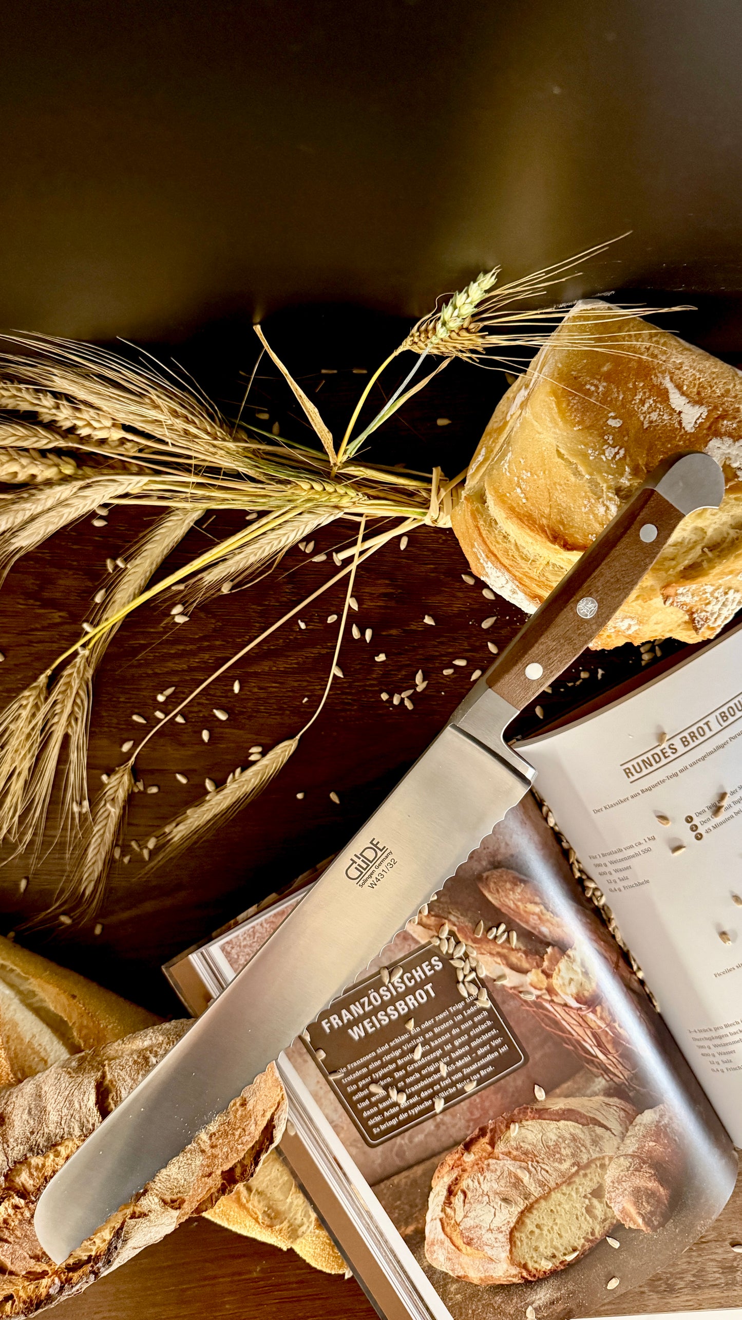 Geschenkset „Backkunst & Genuss“ – Buch „Brot backen in Perfektion“ & Gude Brotmesser Alpha (Walnuss, ca. 32 cm)