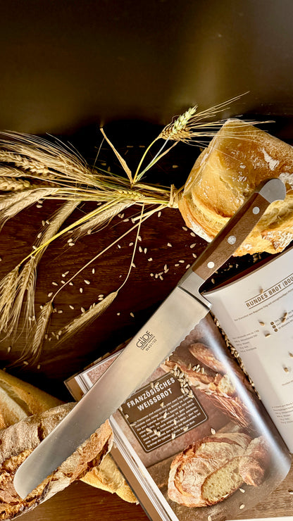 Geschenkset „Backkunst & Genuss“ – Buch „Brot backen in Perfektion“ & Gude Brotmesser Alpha (Walnuss, ca. 32 cm)