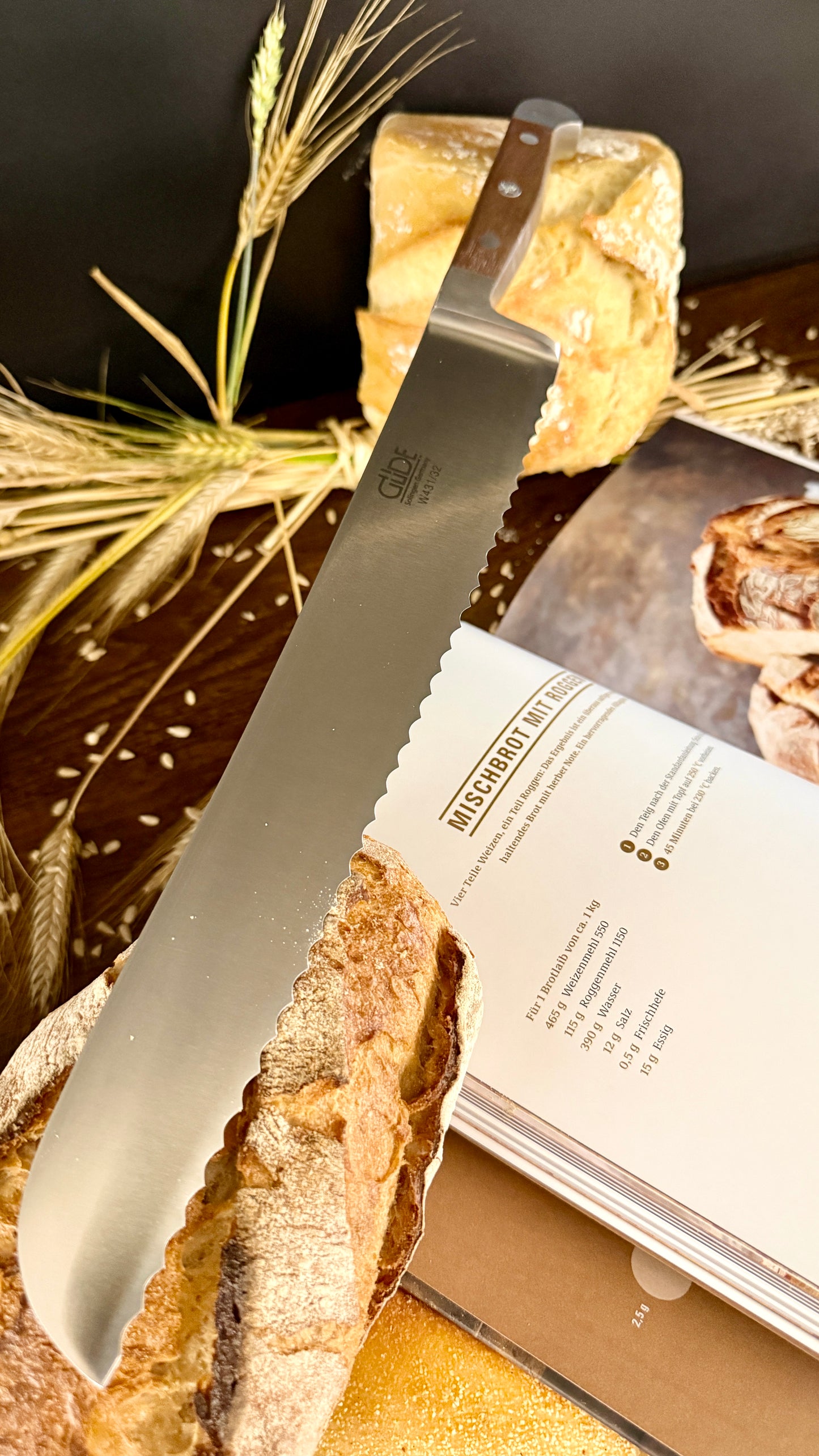 Geschenkset „Backkunst & Genuss“ – Buch „Brot backen in Perfektion“ & Gude Brotmesser Alpha (Walnuss, ca. 32 cm)