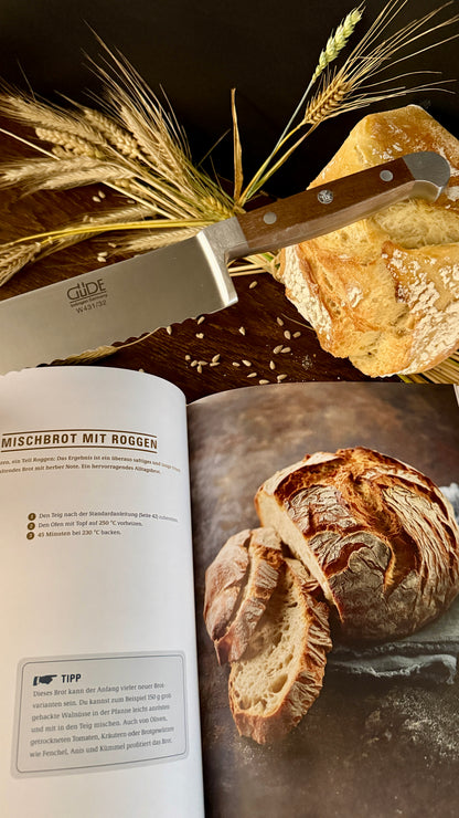 Geschenkset „Backkunst & Genuss“ – Buch „Brot backen in Perfektion“ & Gude Brotmesser Alpha (Walnuss, ca. 32 cm)