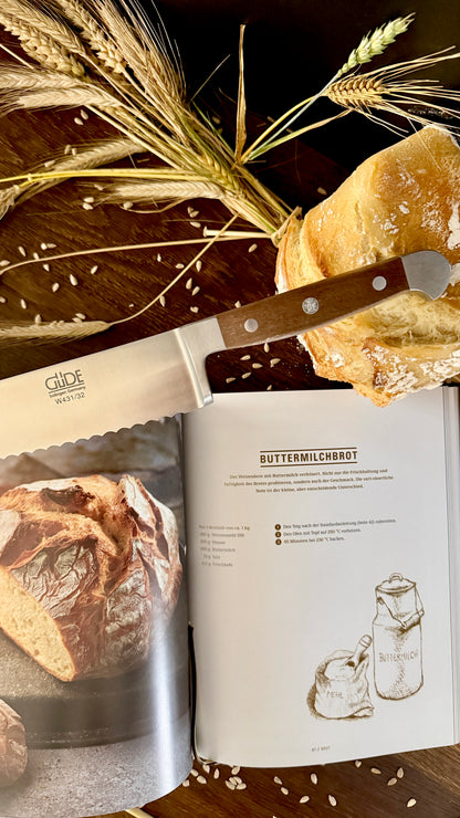 Geschenkset „Backkunst & Genuss“ – Buch „Brot backen in Perfektion“ & Gude Brotmesser Alpha (Walnuss, ca. 32 cm)