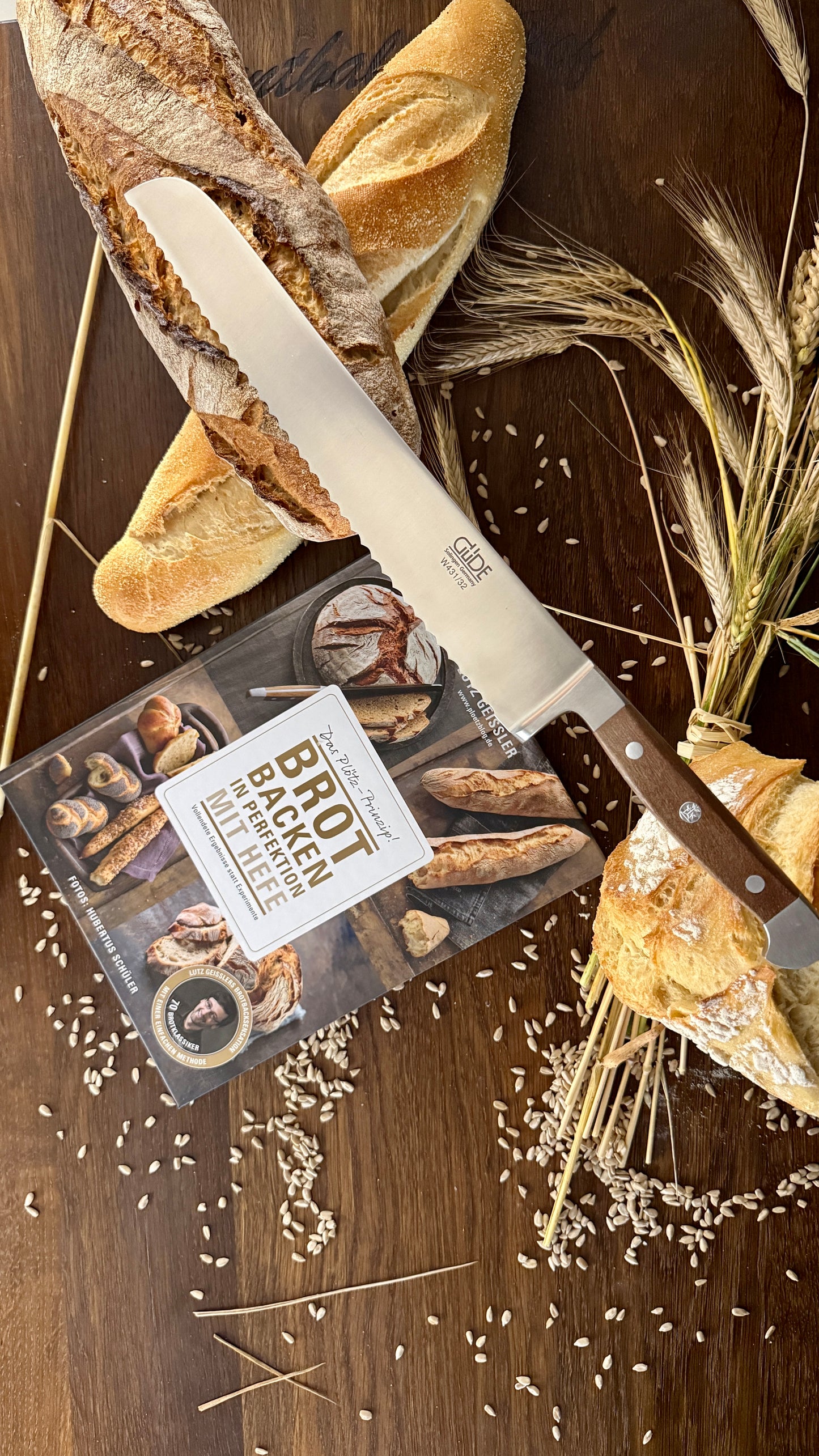 Geschenkset „Backkunst & Genuss“ – Buch „Brot backen in Perfektion“ & Gude Brotmesser Alpha (Walnuss, ca. 32 cm)