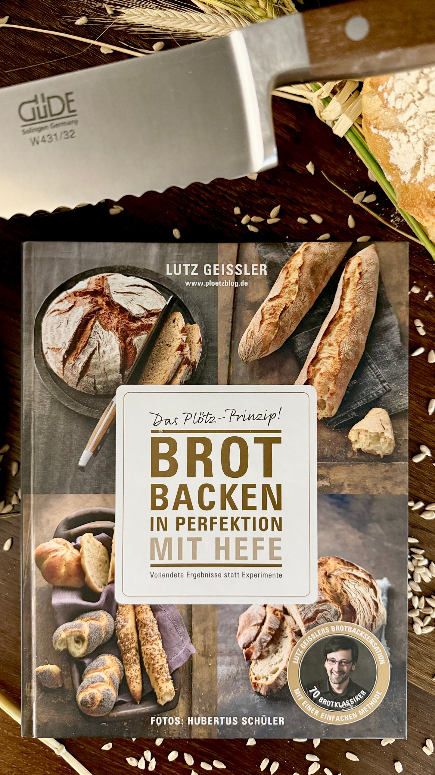 Geschenkset „Backkunst & Genuss“ – Buch „Brot backen in Perfektion“ & Gude Brotmesser Alpha (Walnuss, ca. 32 cm)